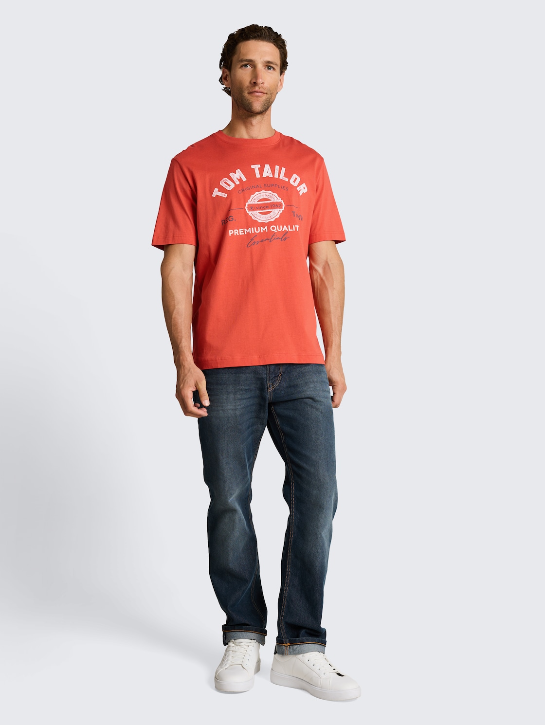 T-Shirt mit Logo-Print - Chili Orange - Model-Vorderansicht