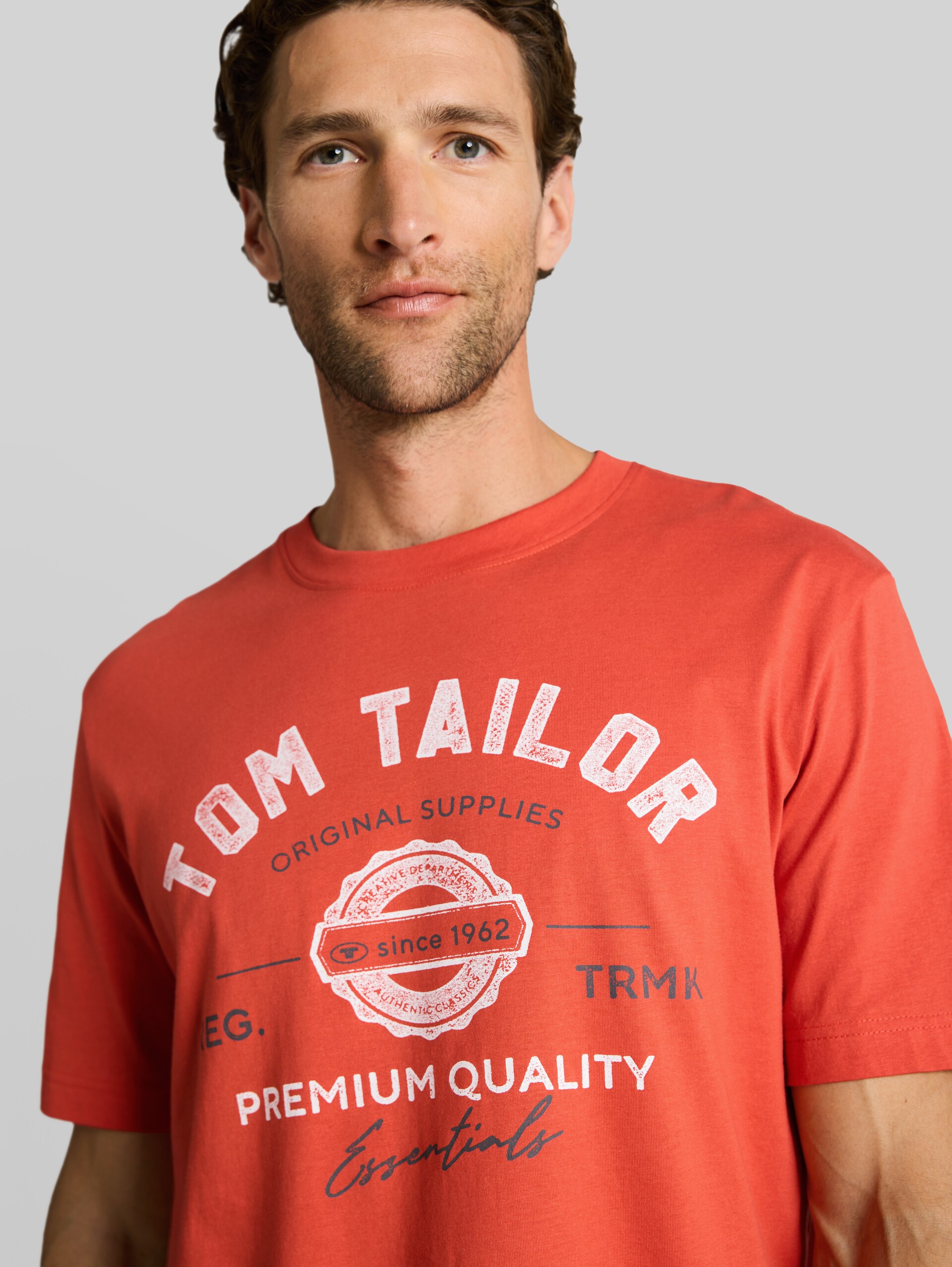 T-shirt with logo print - Chili Orange - Detail model view