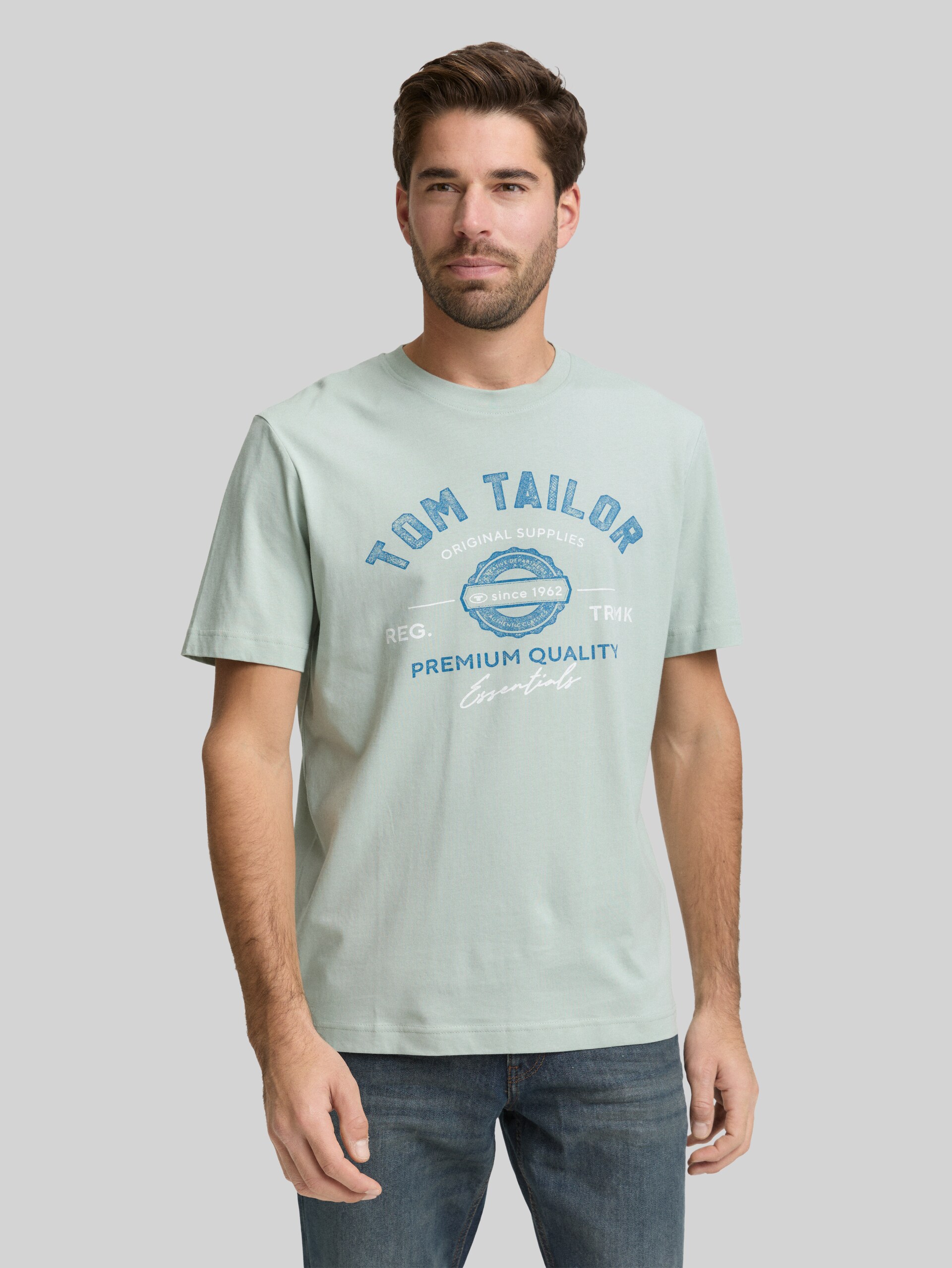 T-shirt with logo print - soft greyish green - Neckline model front view