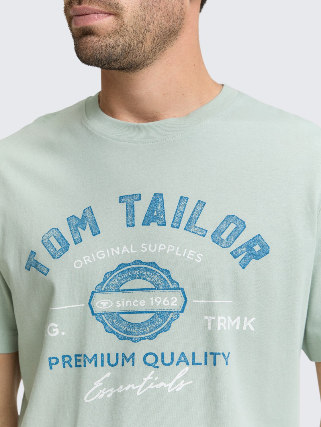 T-Shirt mit Logo-Print - soft greyish green - Detail-Model-Ansicht