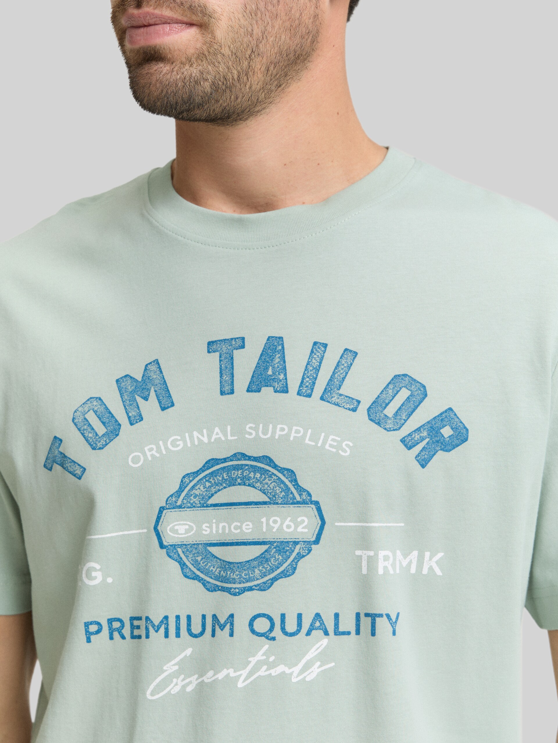 T-shirt with logo print - soft greyish green - Detail model view