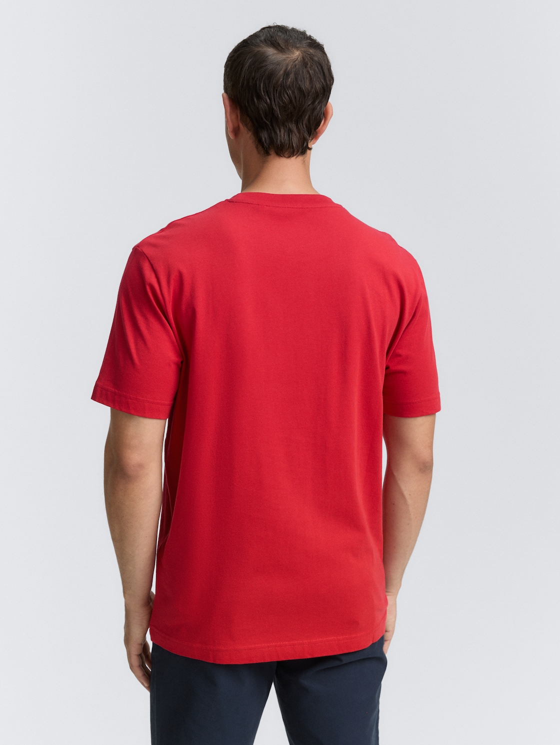 T-Shirt mit Logo-Print - Samba Red - Auschnitt Model-Rückansicht