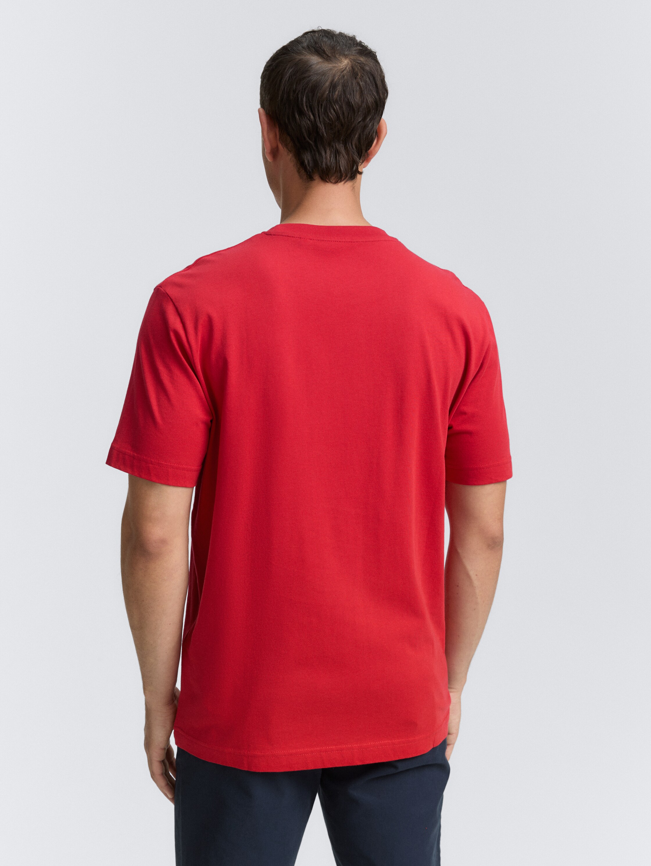 T-Shirt mit Logo-Print - Samba Red - Auschnitt Model-Rückansicht