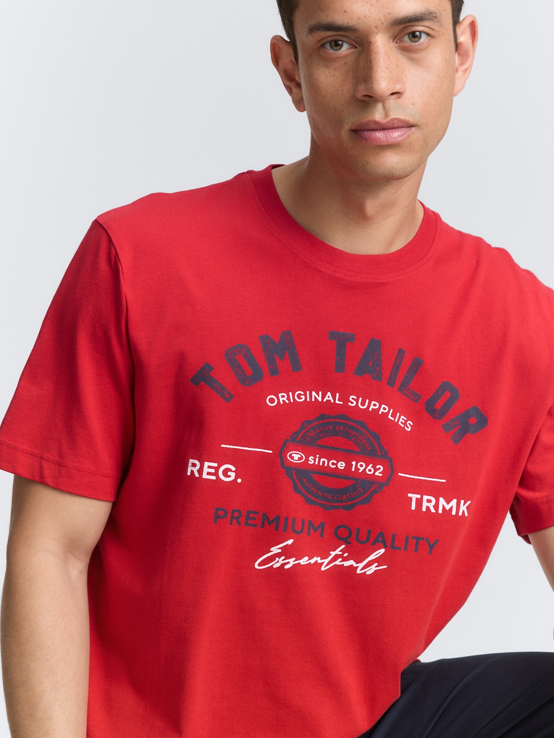 T-Shirt mit Logo-Print - Samba Red - Detail-Model-Ansicht