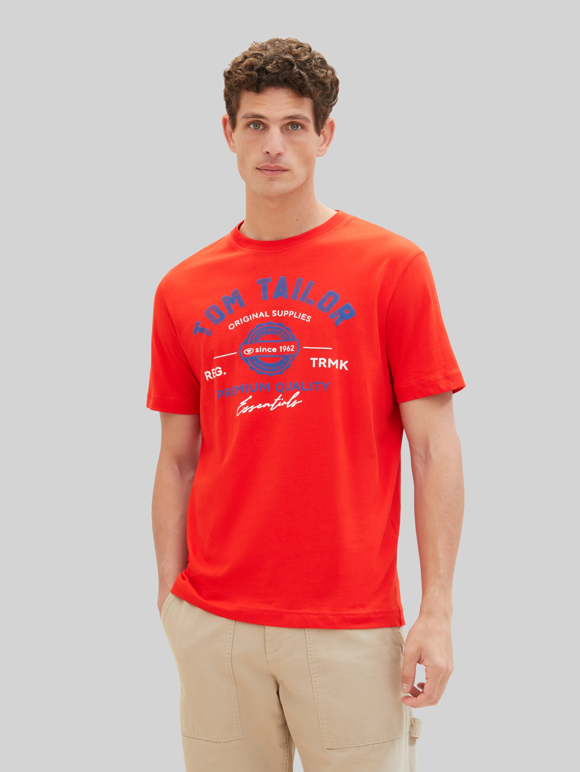 T-shirt met logo-print - Basic Red - Nek model vooraanzicht