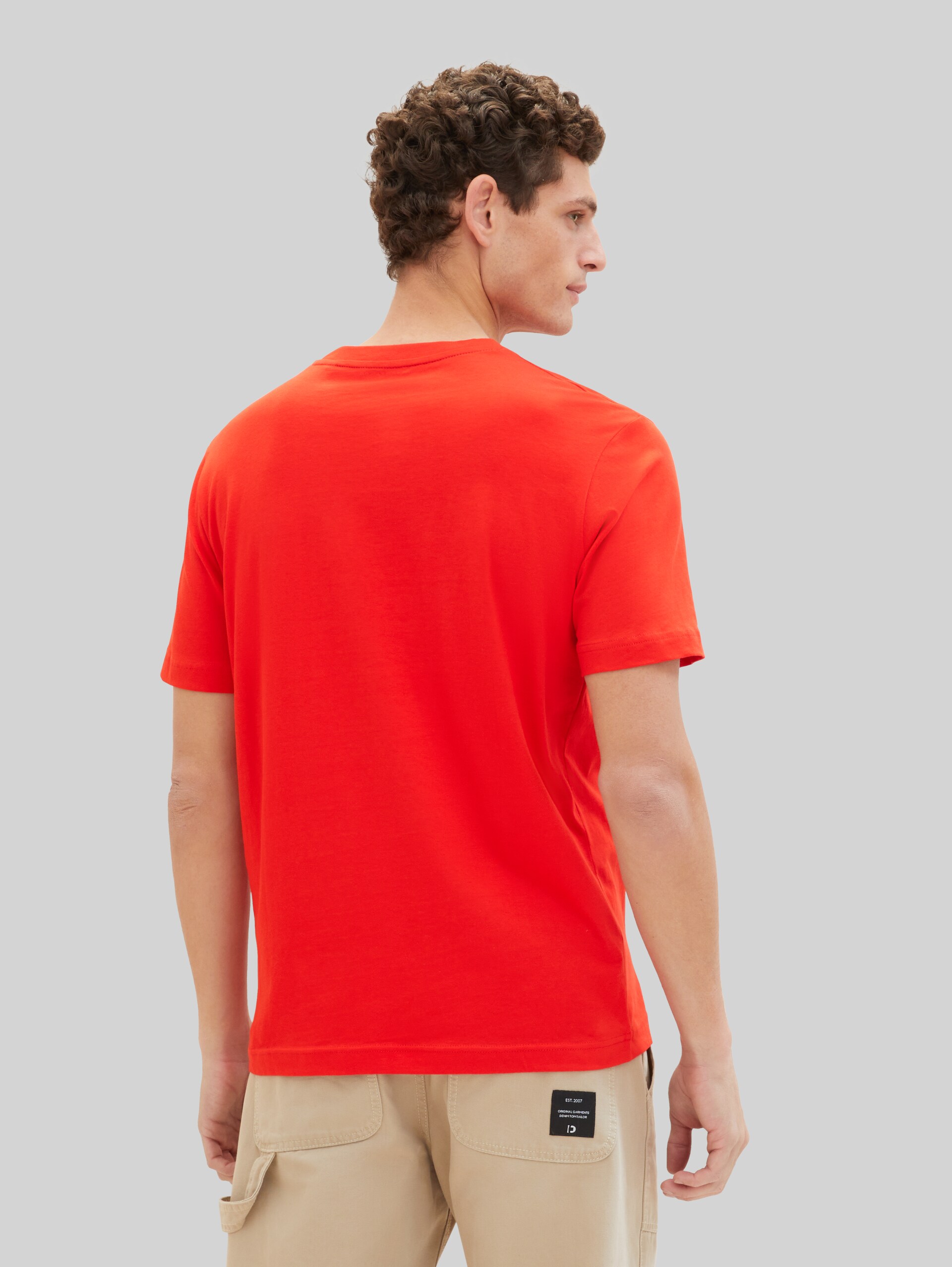 T-shirt met logo-print - Basic Red - Neklijn model-achteraanzicht