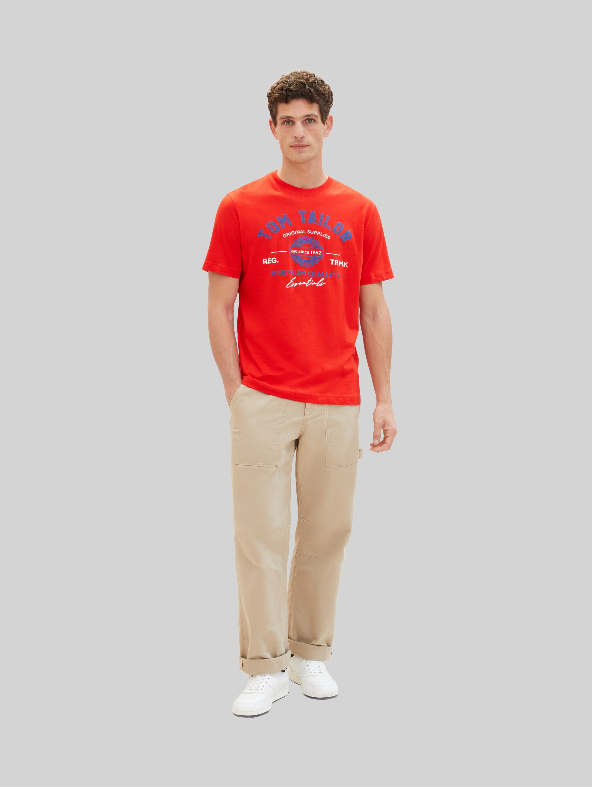 T-shirt met logo-print - Basic Red - Model vooraanzicht