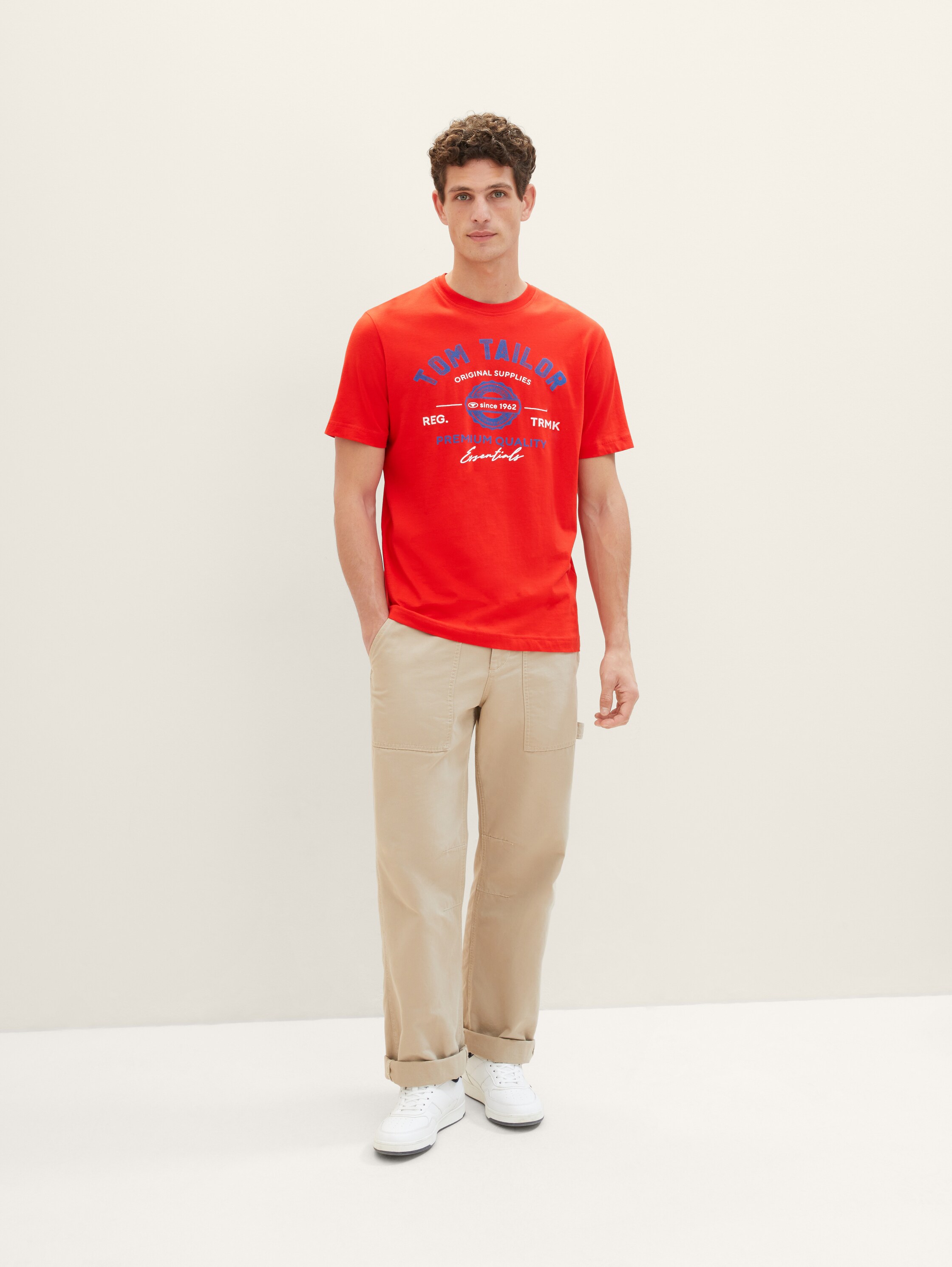 T-shirt met logo print - Basic Red - Model vooraanzicht