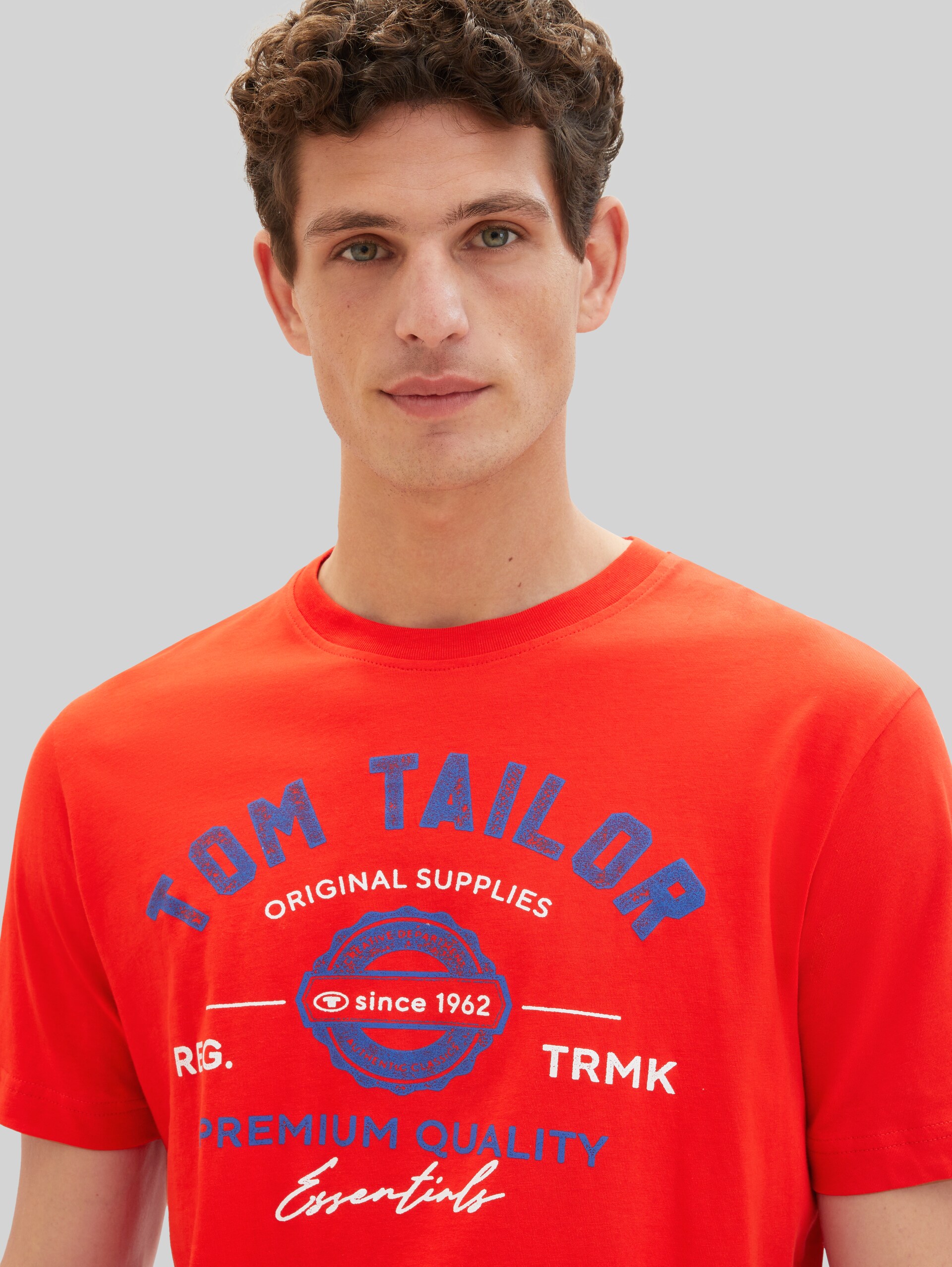 T-shirt met logo-print - Basic Red - Detailaanzicht model