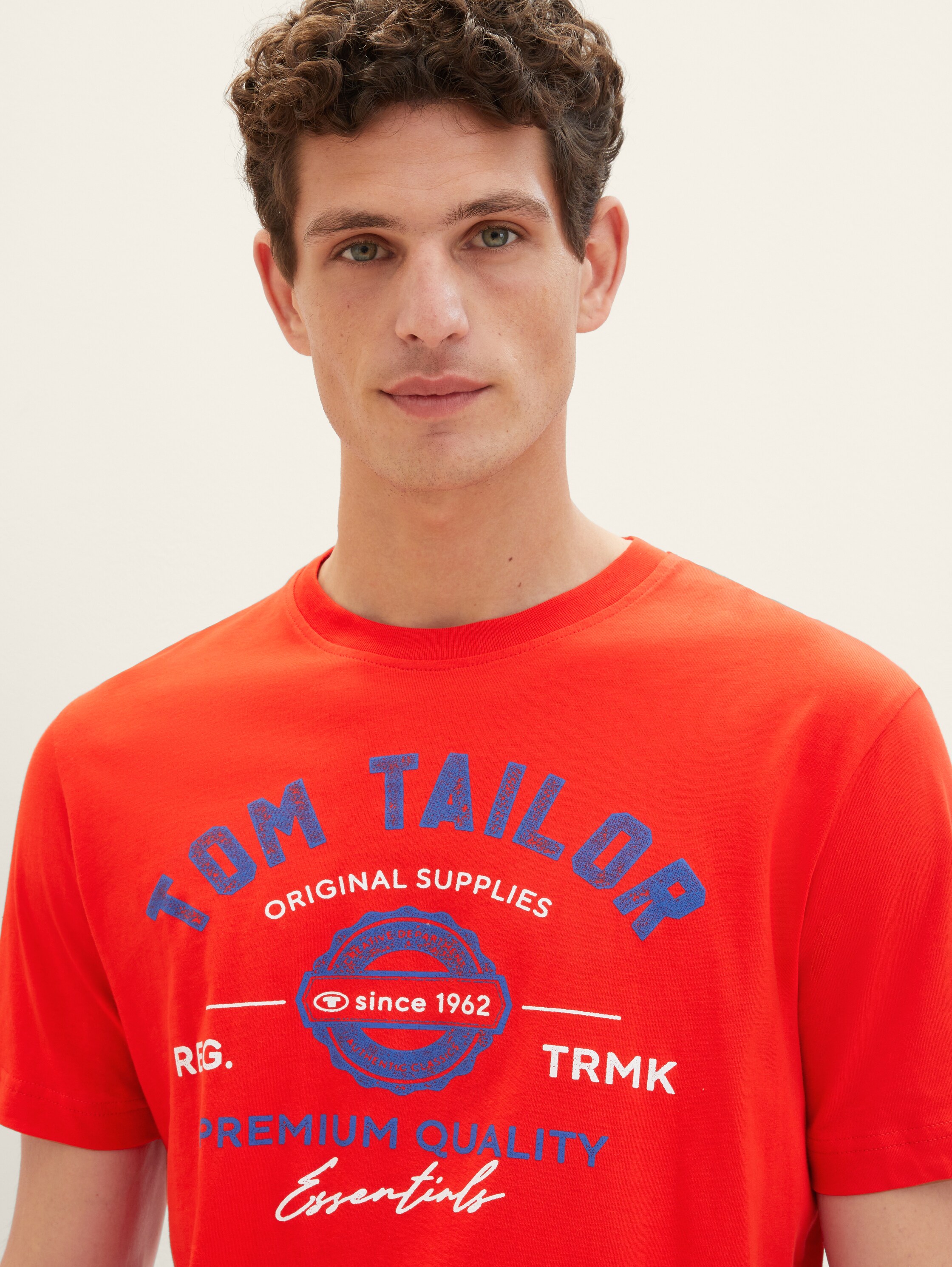 T-shirt met logo print - Basic Red - Detailaanzicht model