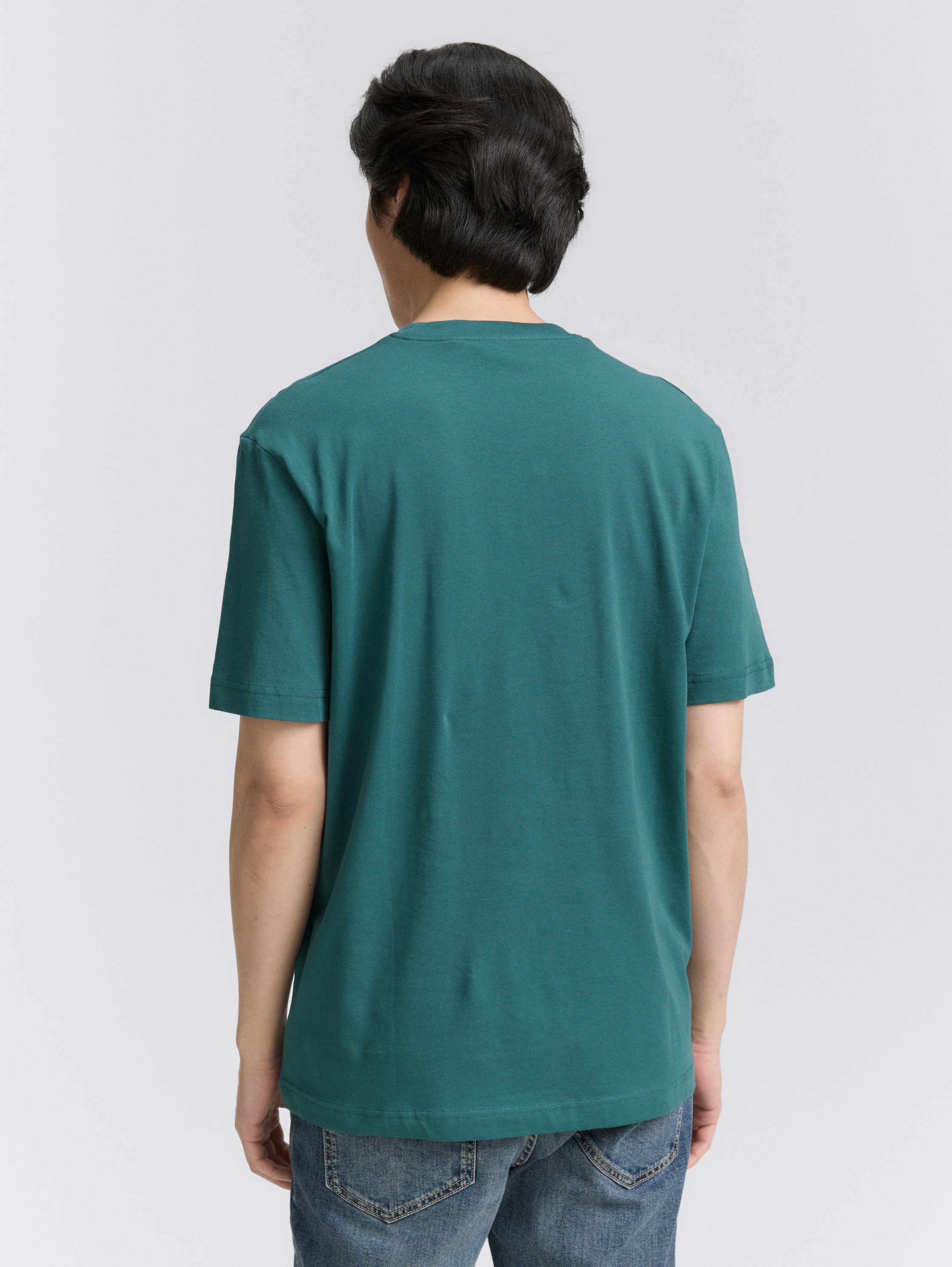 T-Shirt mit Logo-Print - Jasper Green - Auschnitt Model-Rückansicht