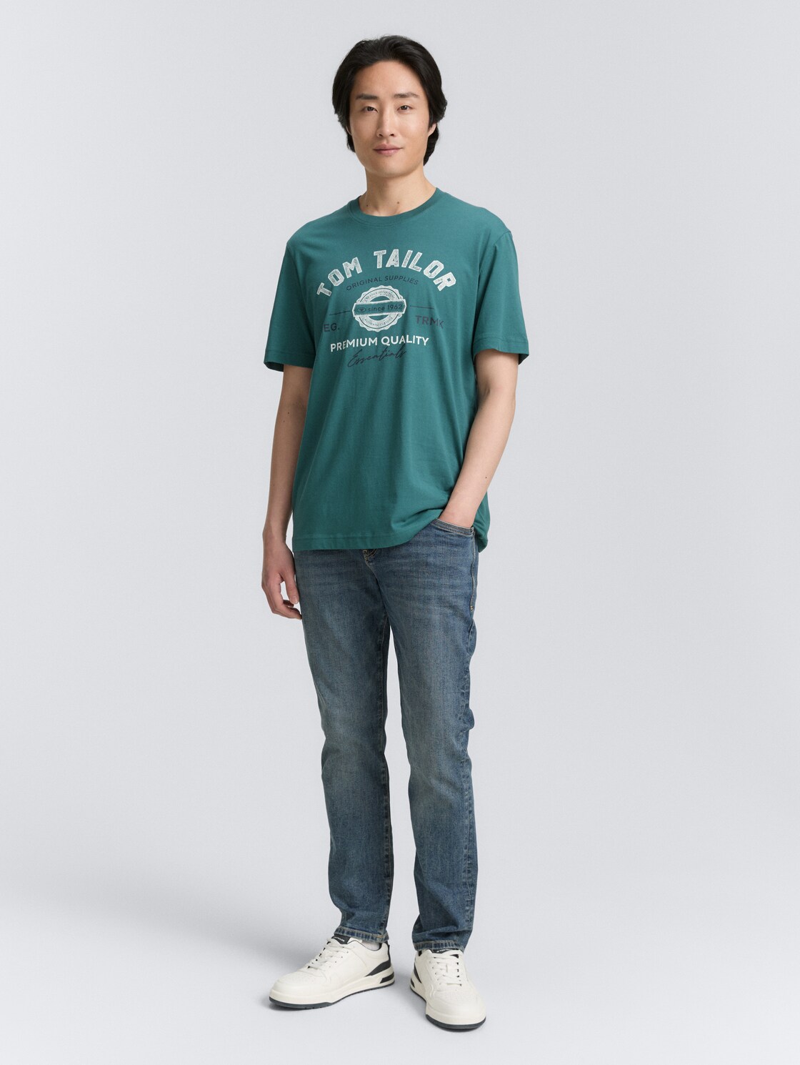 T-Shirt mit Logo-Print - Jasper Green - Model-Vorderansicht