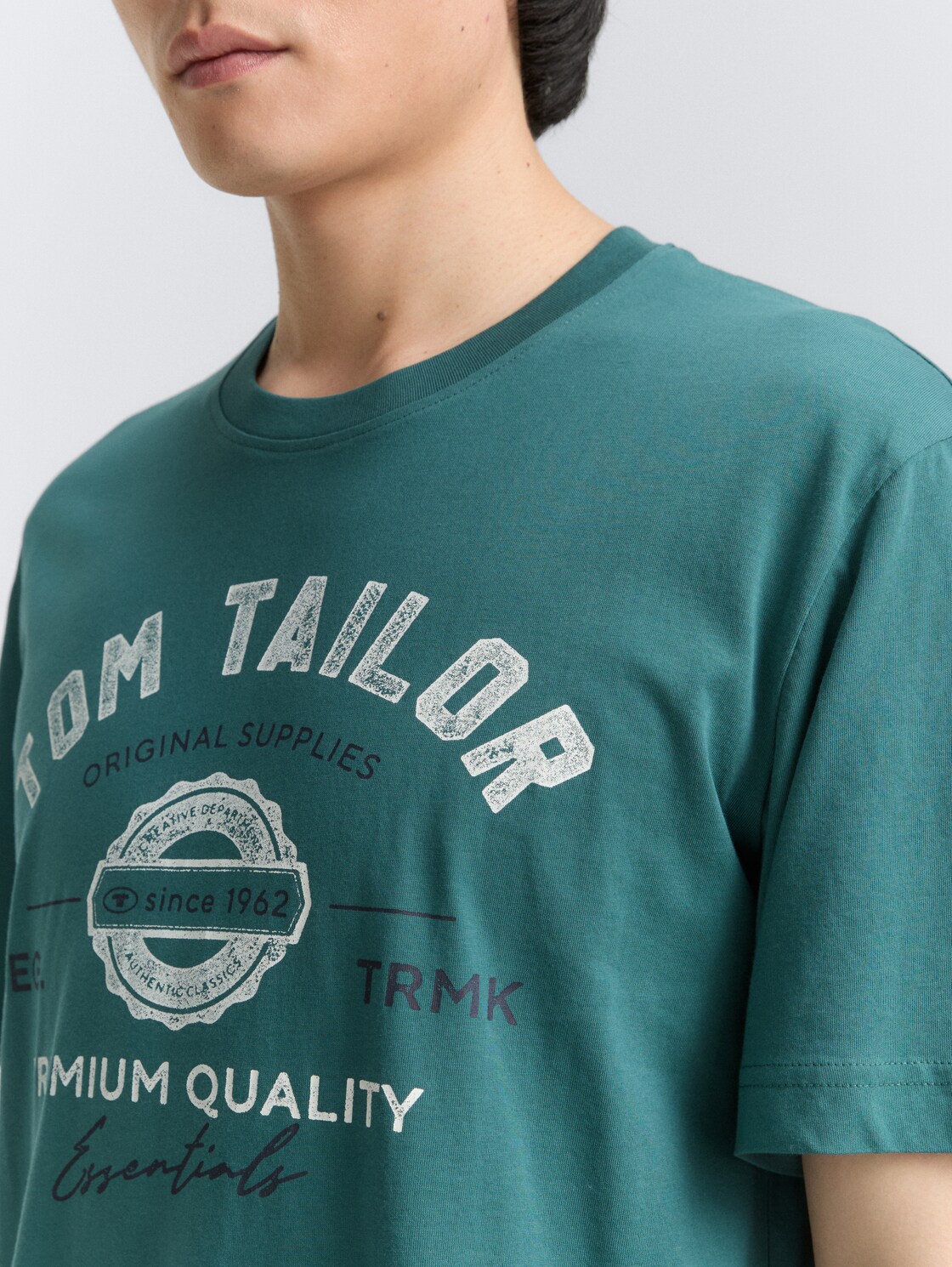 T-Shirt mit Logo-Print - Jasper Green - Detail-Model-Ansicht