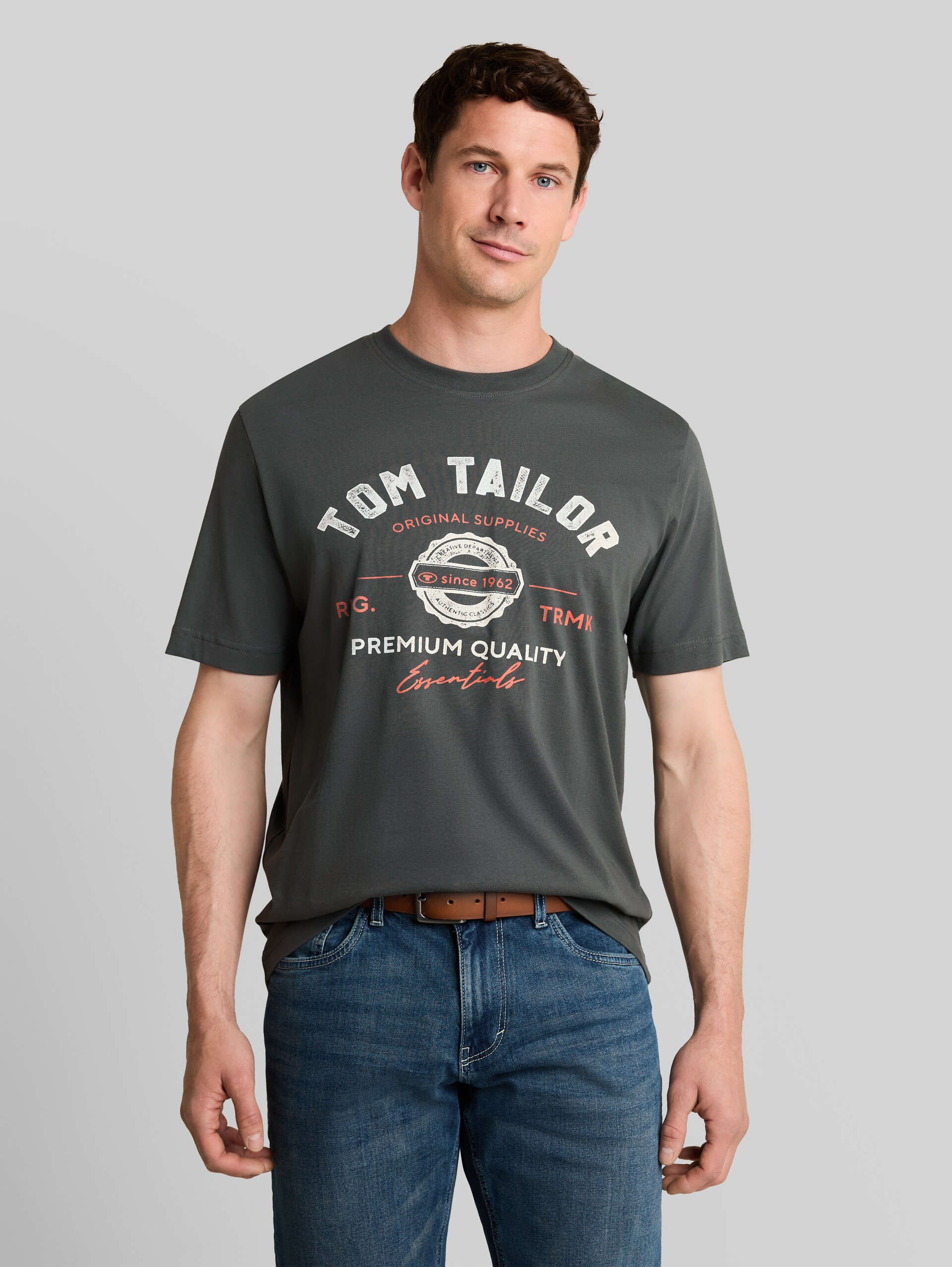 T-Shirt mit Logo-Print - Darkest Olive - Ausschnitt Model-Vorderansicht