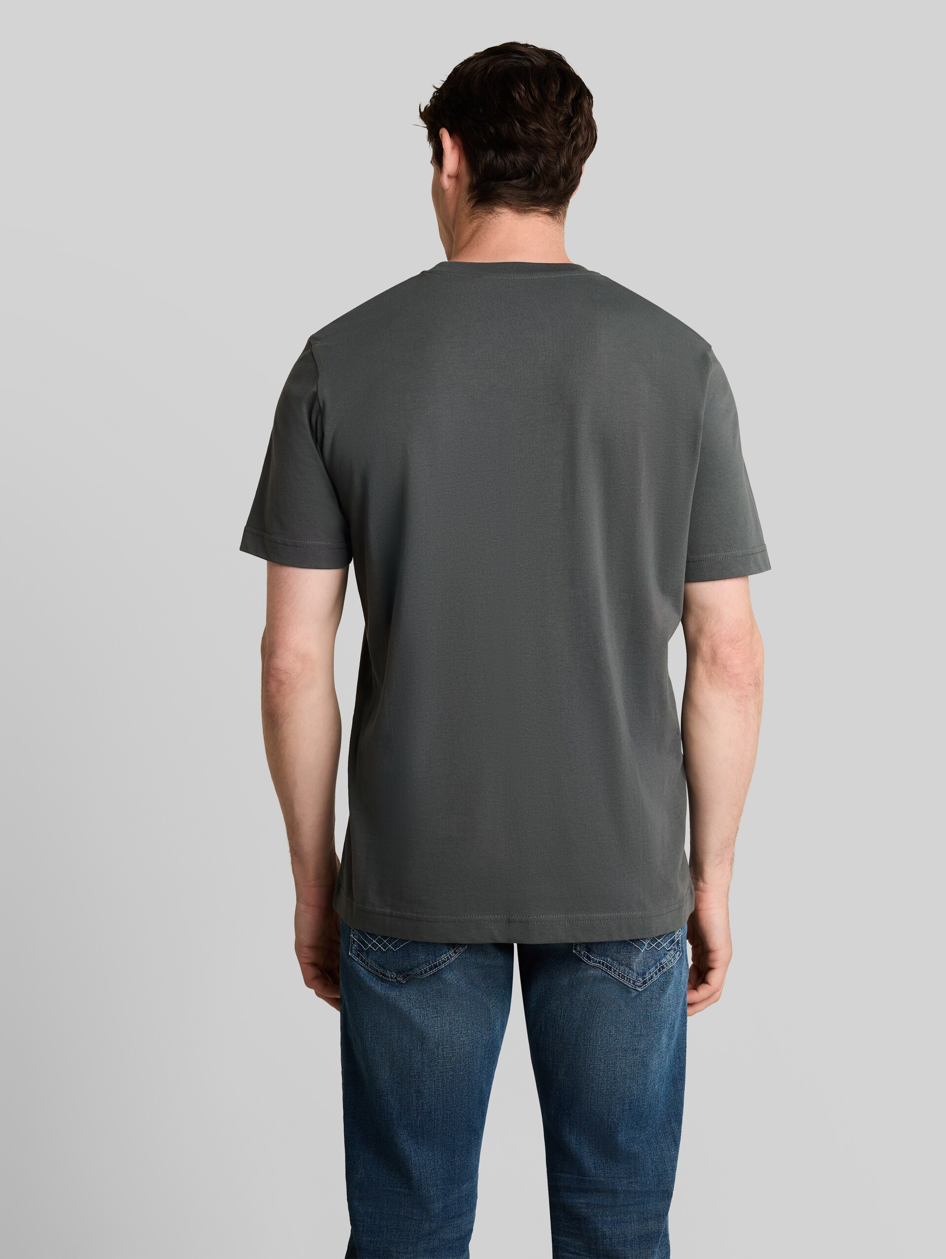 T-Shirt mit Logo-Print - Darkest Olive - Auschnitt Model-Rückansicht