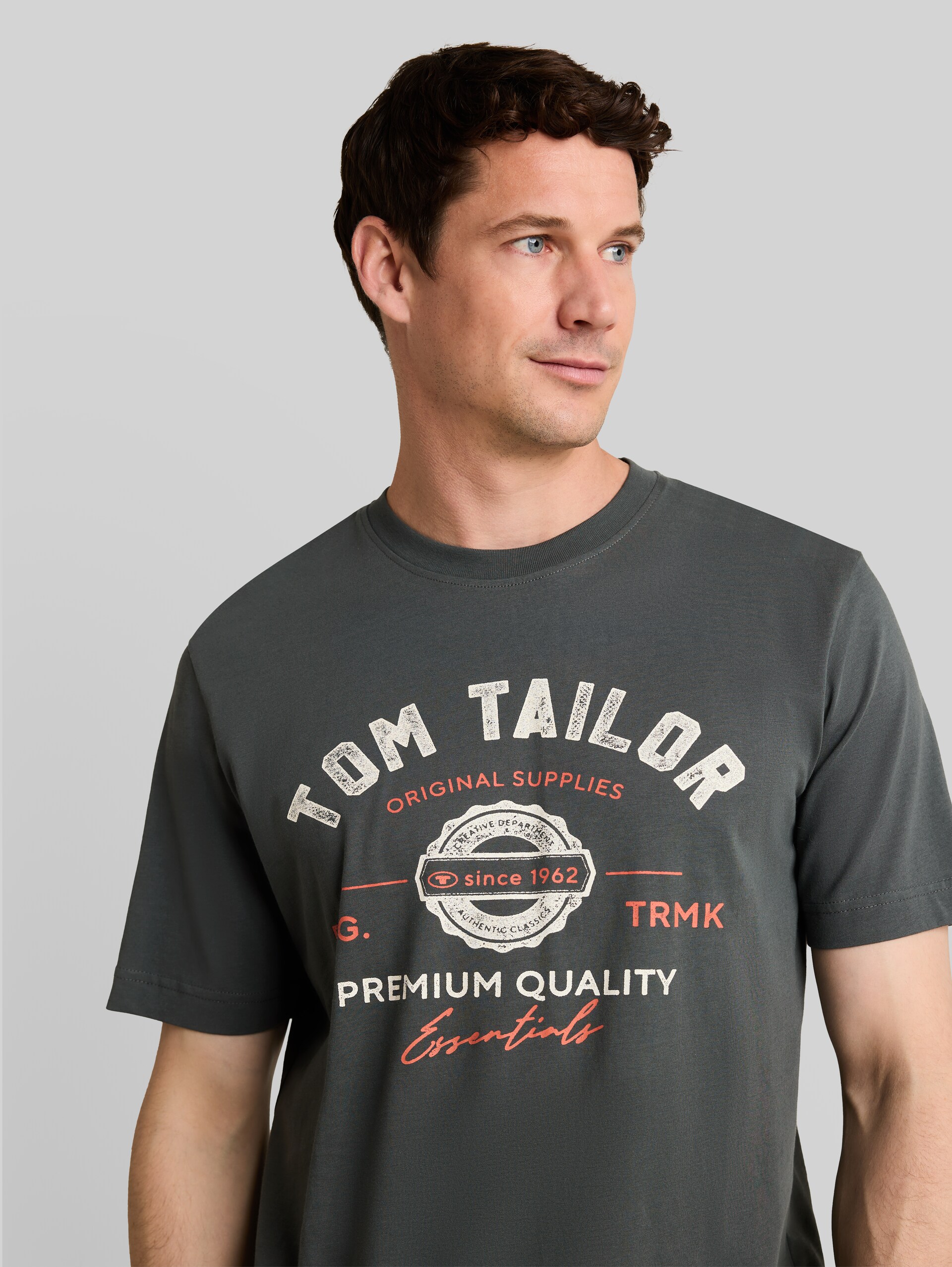 T-Shirt mit Logo-Print - Darkest Olive - Detail-Model-Ansicht