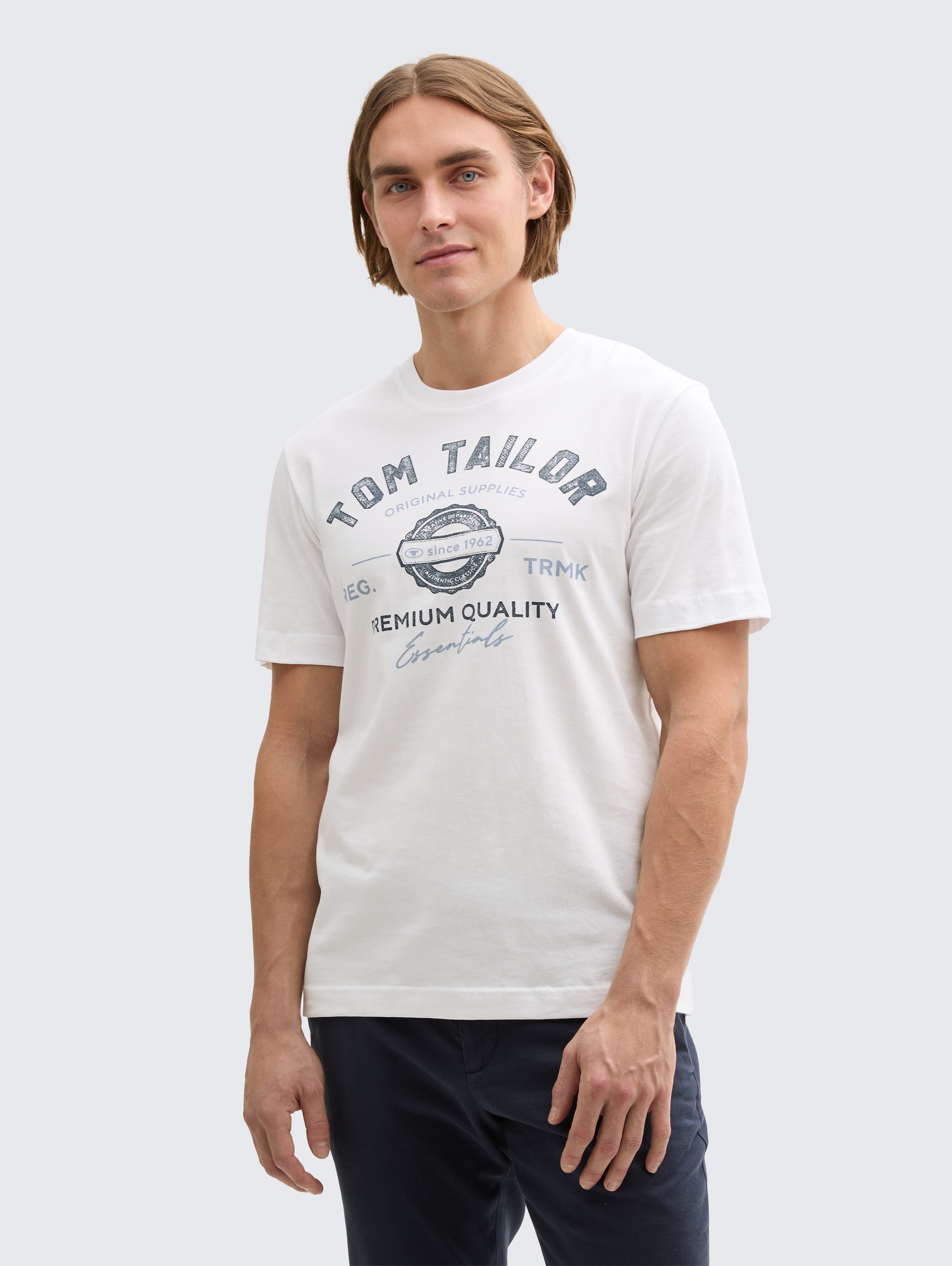 T-Shirt mit Logo-Print - White - Ausschnitt Model-Vorderansicht
