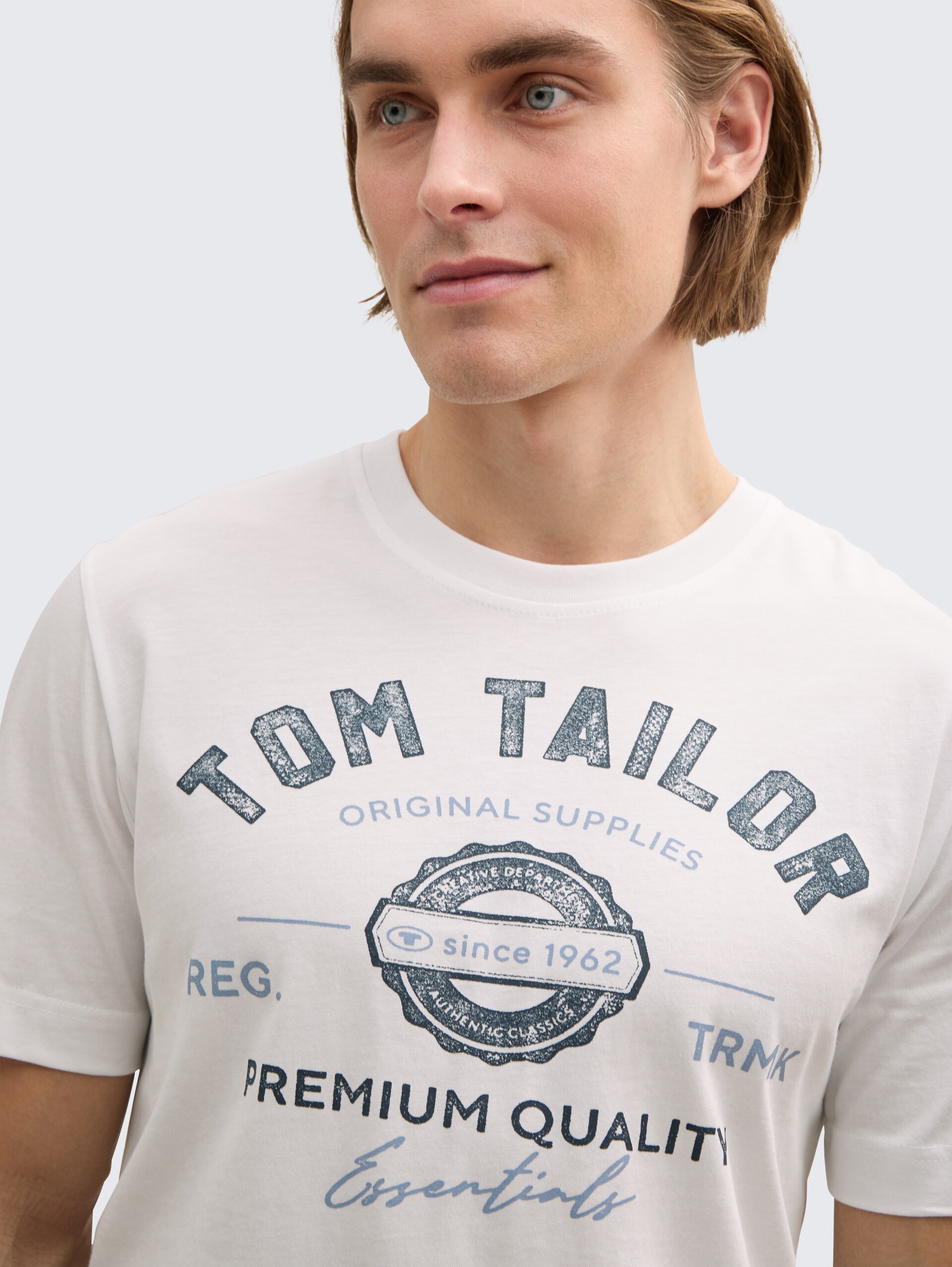 T-Shirt mit Logo-Print - White - Detail-Model-Ansicht