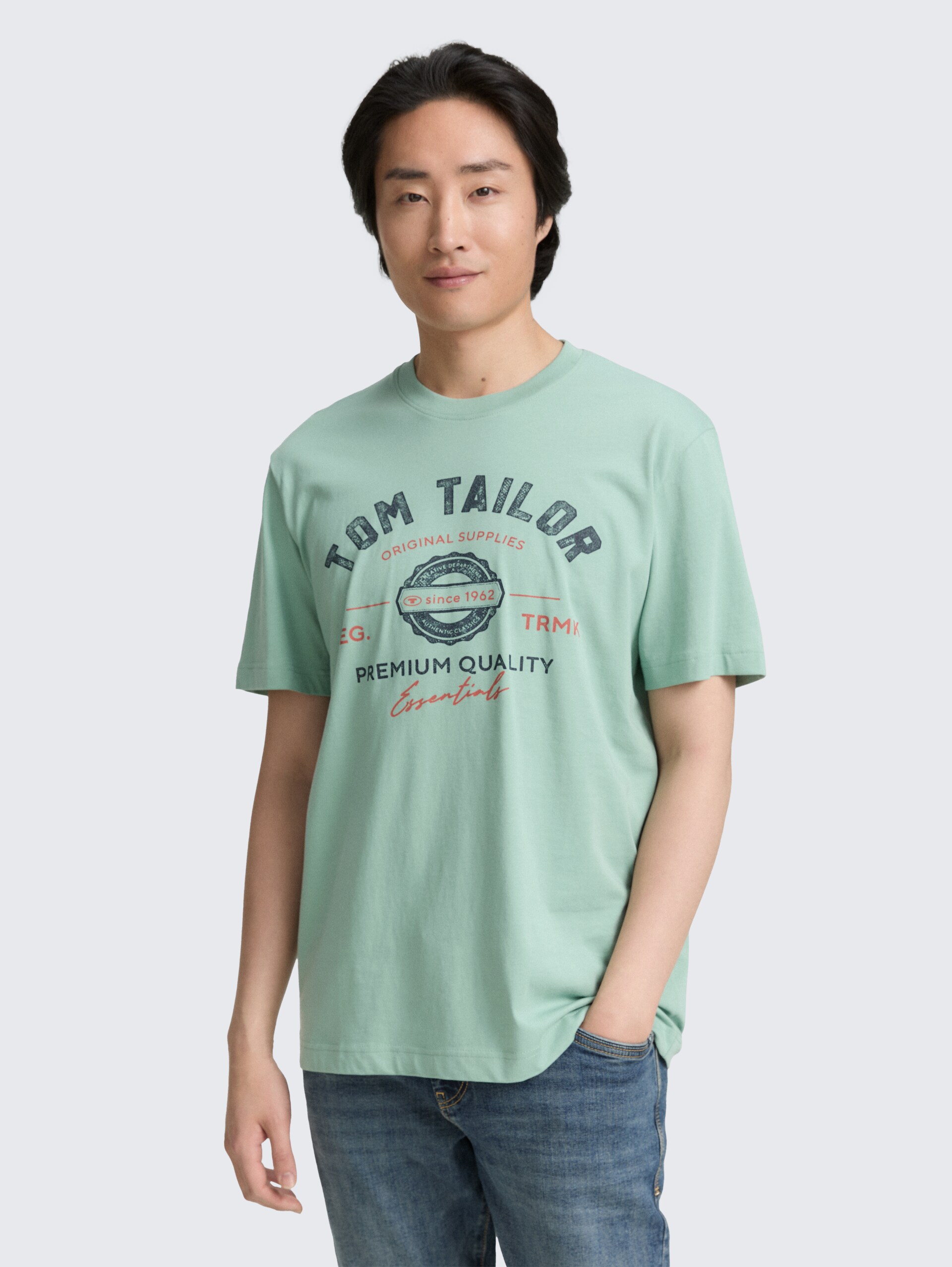 T-Shirt mit Logo-Print - dust green - Ausschnitt Model-Vorderansicht