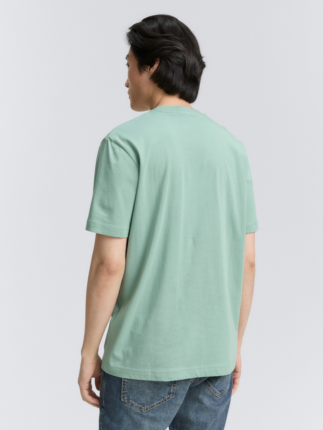 T-Shirt mit Logo-Print - dust green - Auschnitt Model-Rückansicht