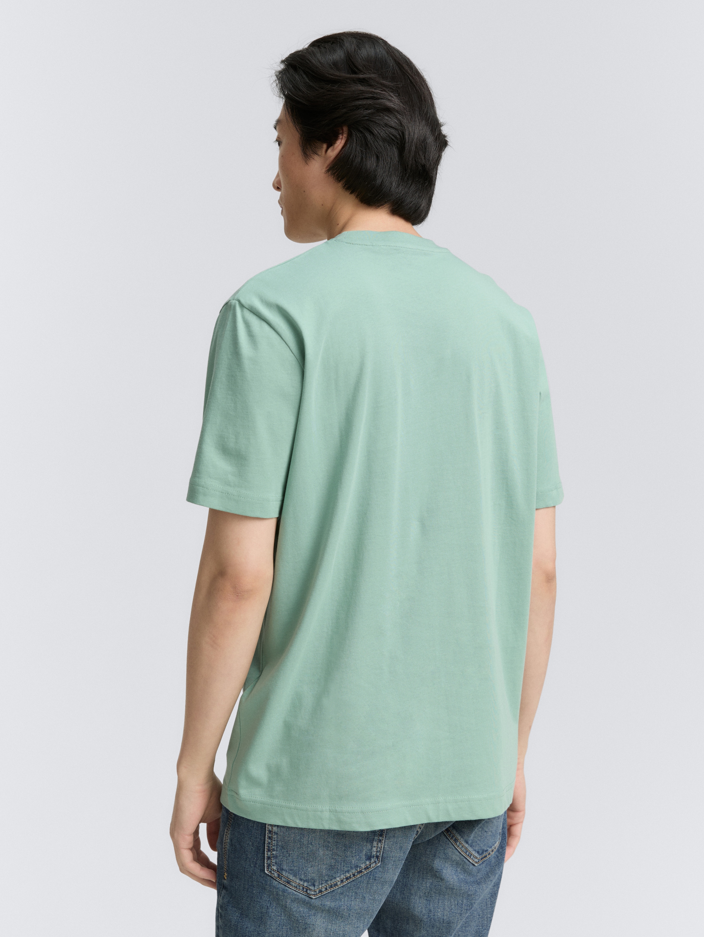 T-Shirt mit Logo-Print - dust green - Auschnitt Model-Rückansicht