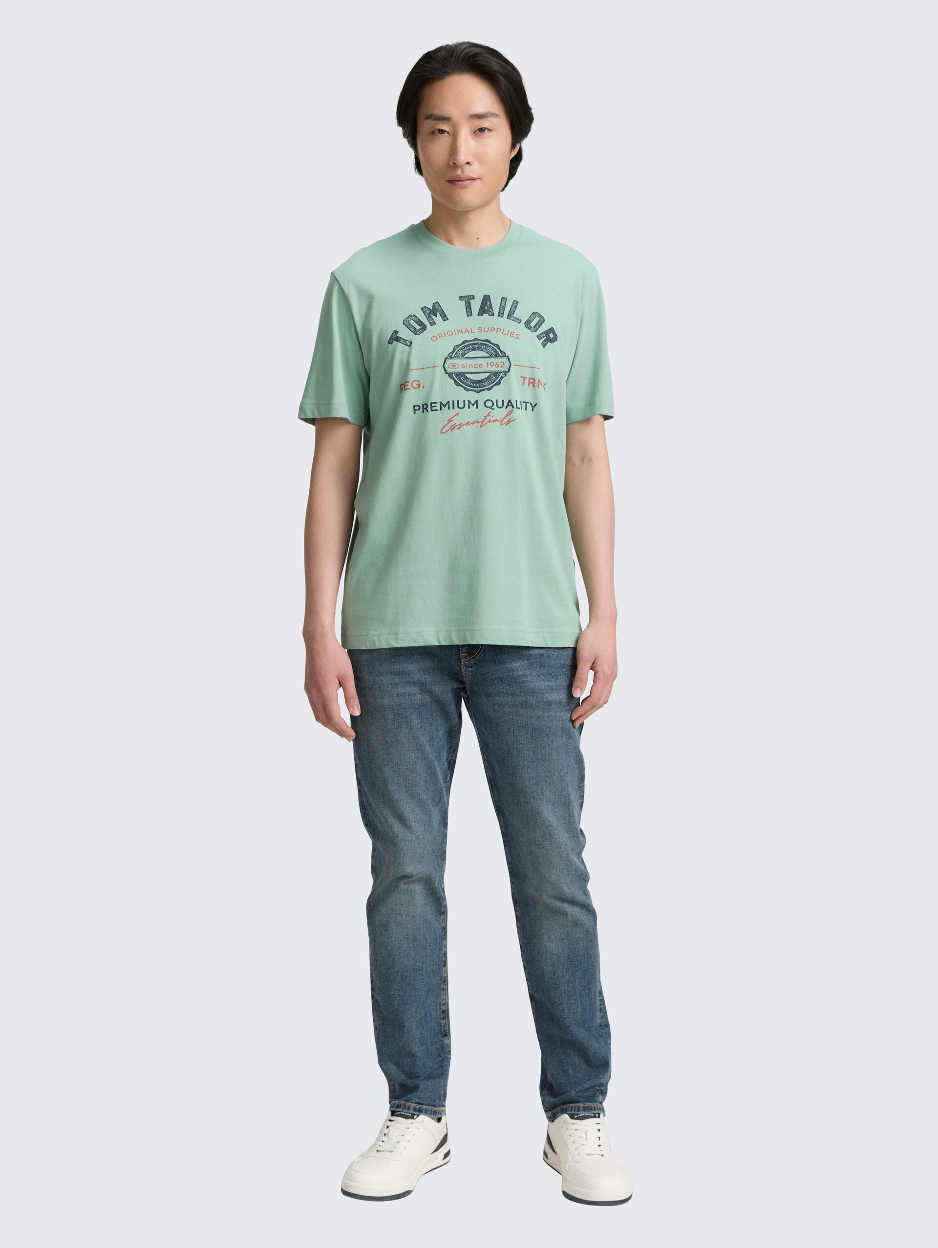 T-Shirt mit Logo-Print - dust green - Model-Vorderansicht