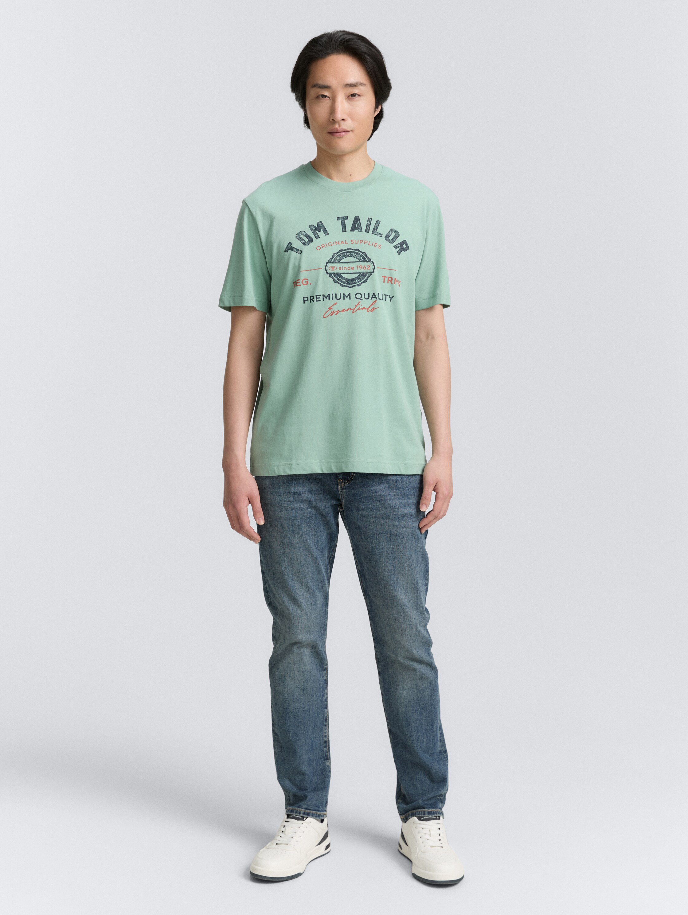 T-Shirt mit Logo-Print - dust green - Model-Vorderansicht