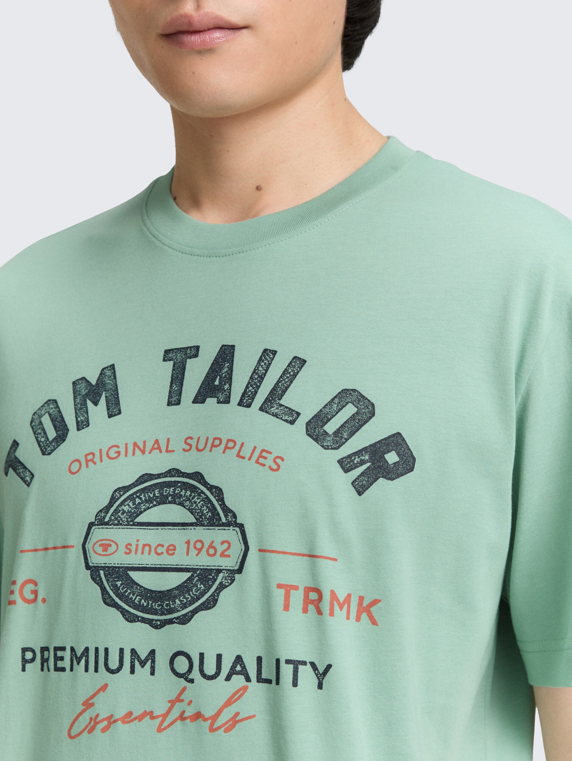 T-Shirt mit Logo-Print - dust green - Detail-Model-Ansicht