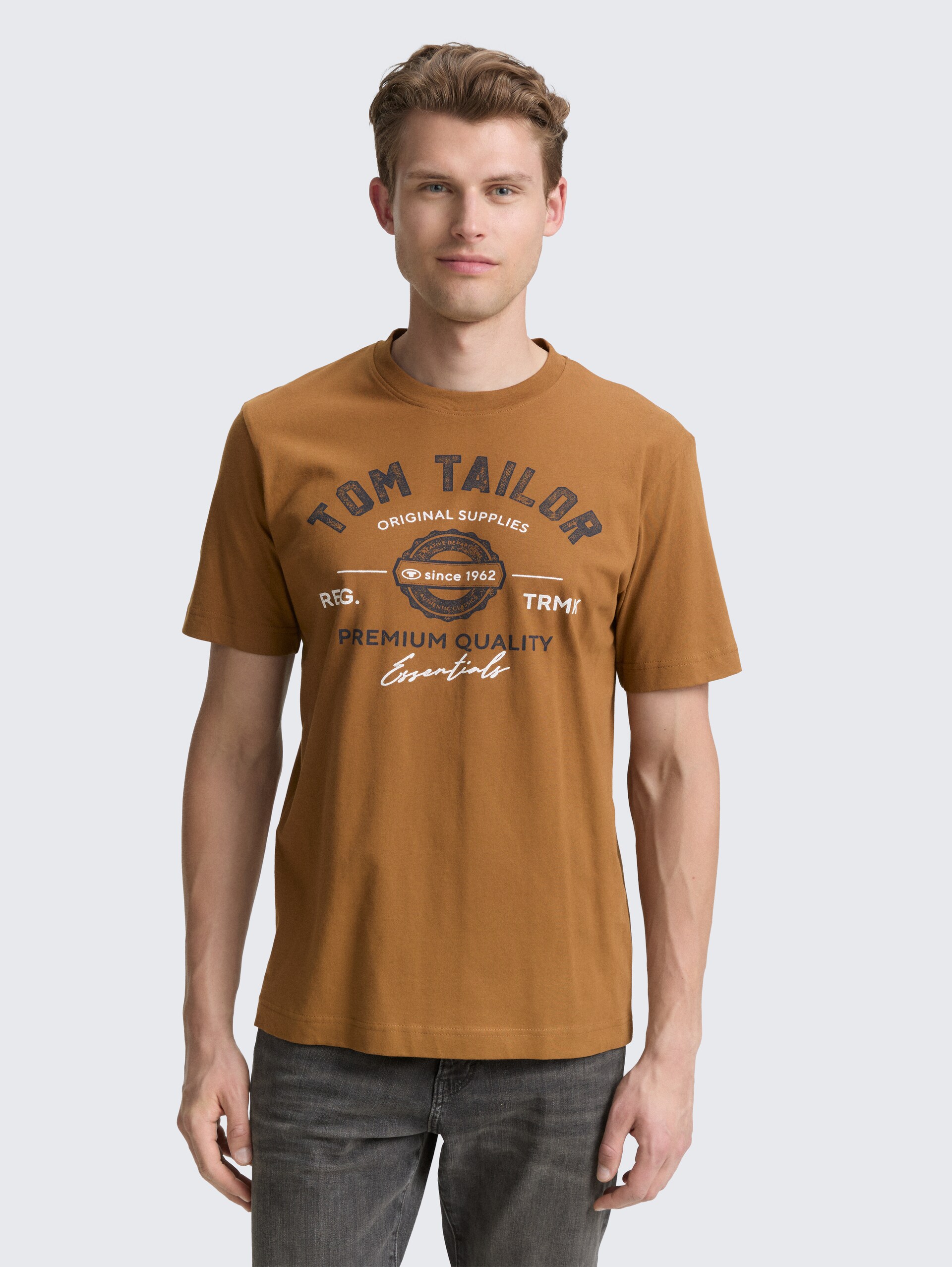 T-Shirt mit Logo-Print - deep cognac - Ausschnitt Model-Vorderansicht