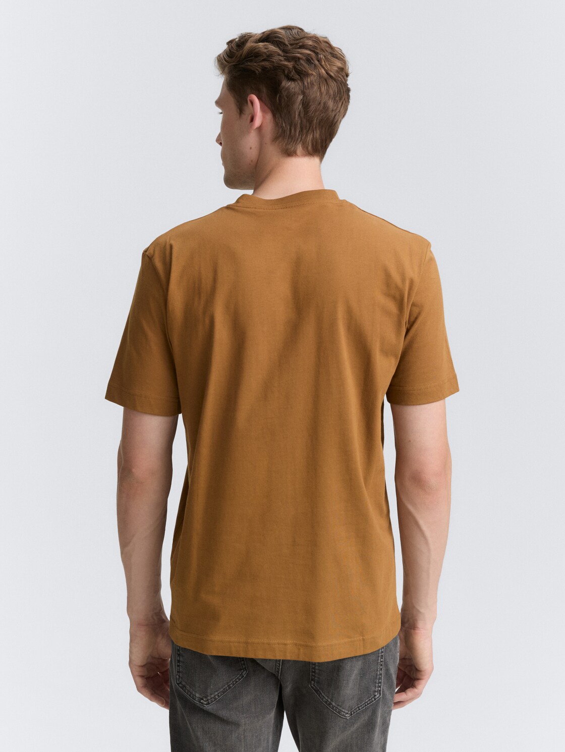 T-Shirt mit Logo-Print - deep cognac - Auschnitt Model-Rückansicht