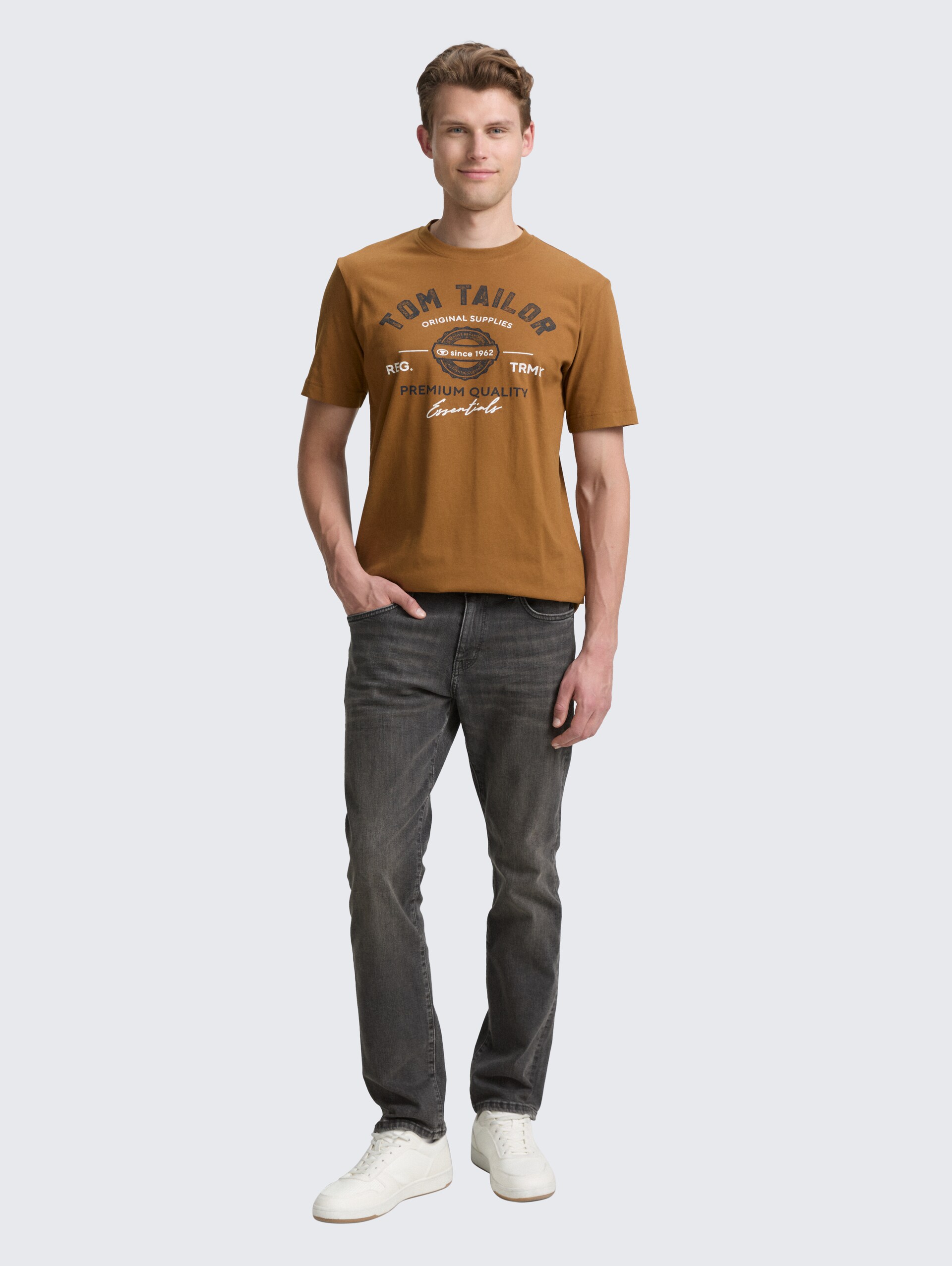 T-Shirt mit Logo-Print - deep cognac - Model-Vorderansicht