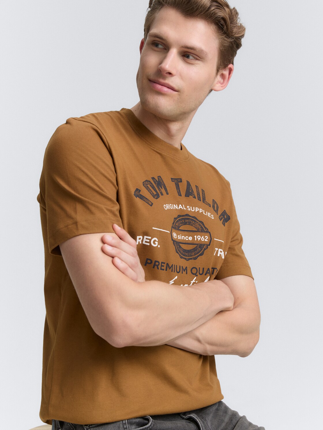 T-Shirt mit Logo-Print - deep cognac - Detail-Model-Ansicht