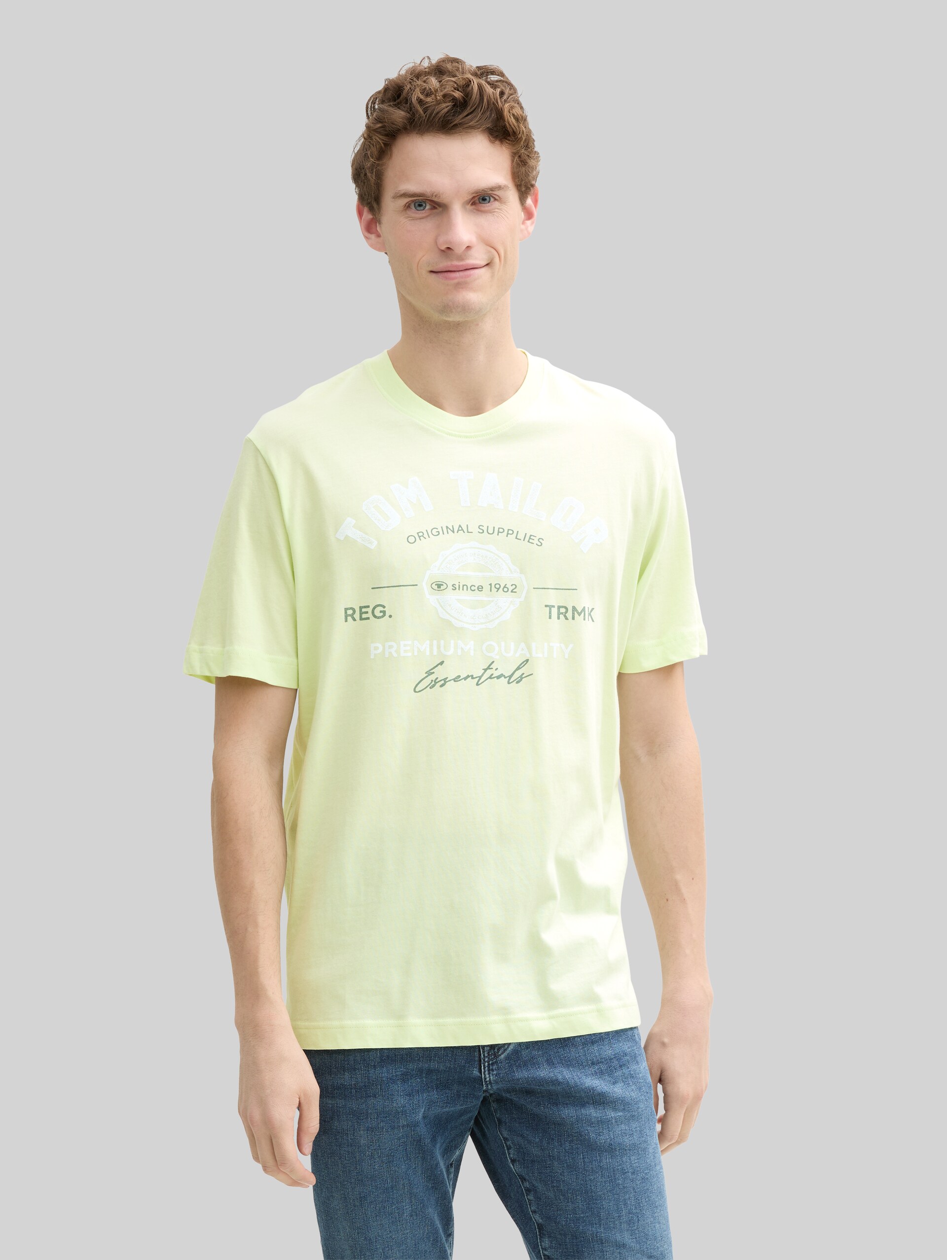 T-shirt with logo print - lime cream green - Neckline model front view
