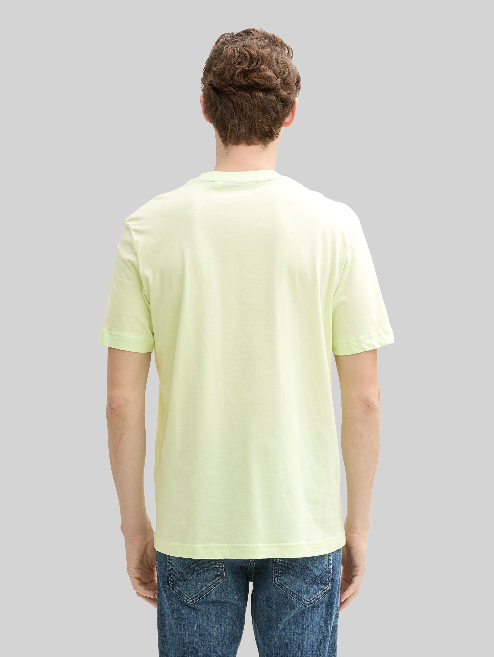 T-shirt with logo print - lime cream green - Neckline model-back view
