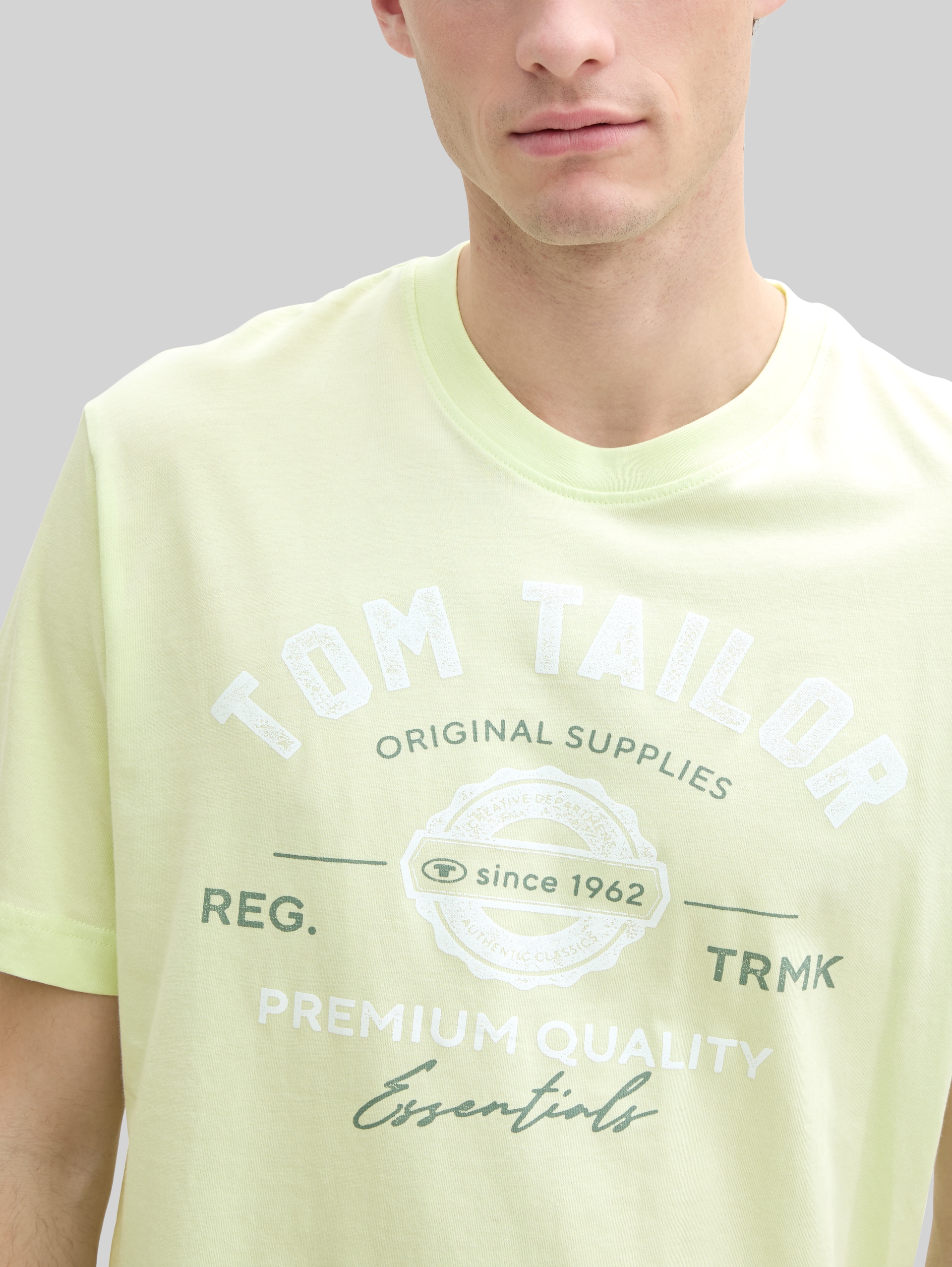 T-shirt with logo print - lime cream green - Detail model view