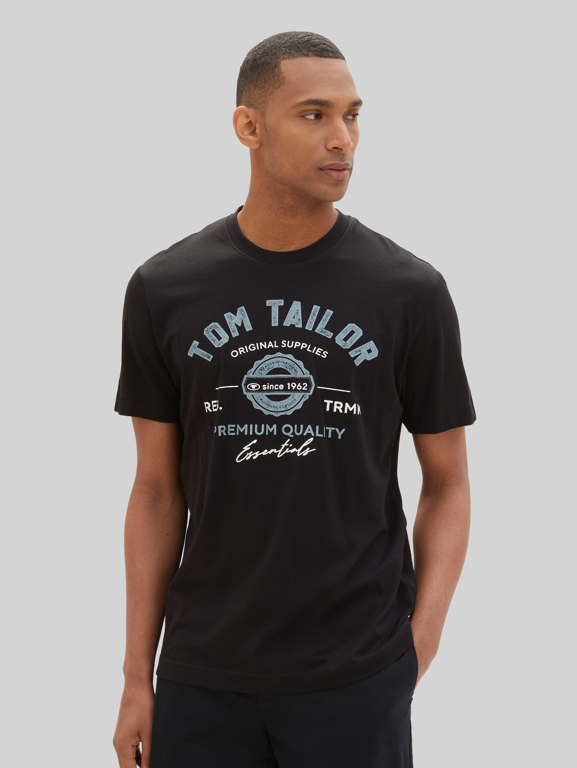 T-Shirt mit Logo-Print - Black - Ausschnitt Model-Vorderansicht