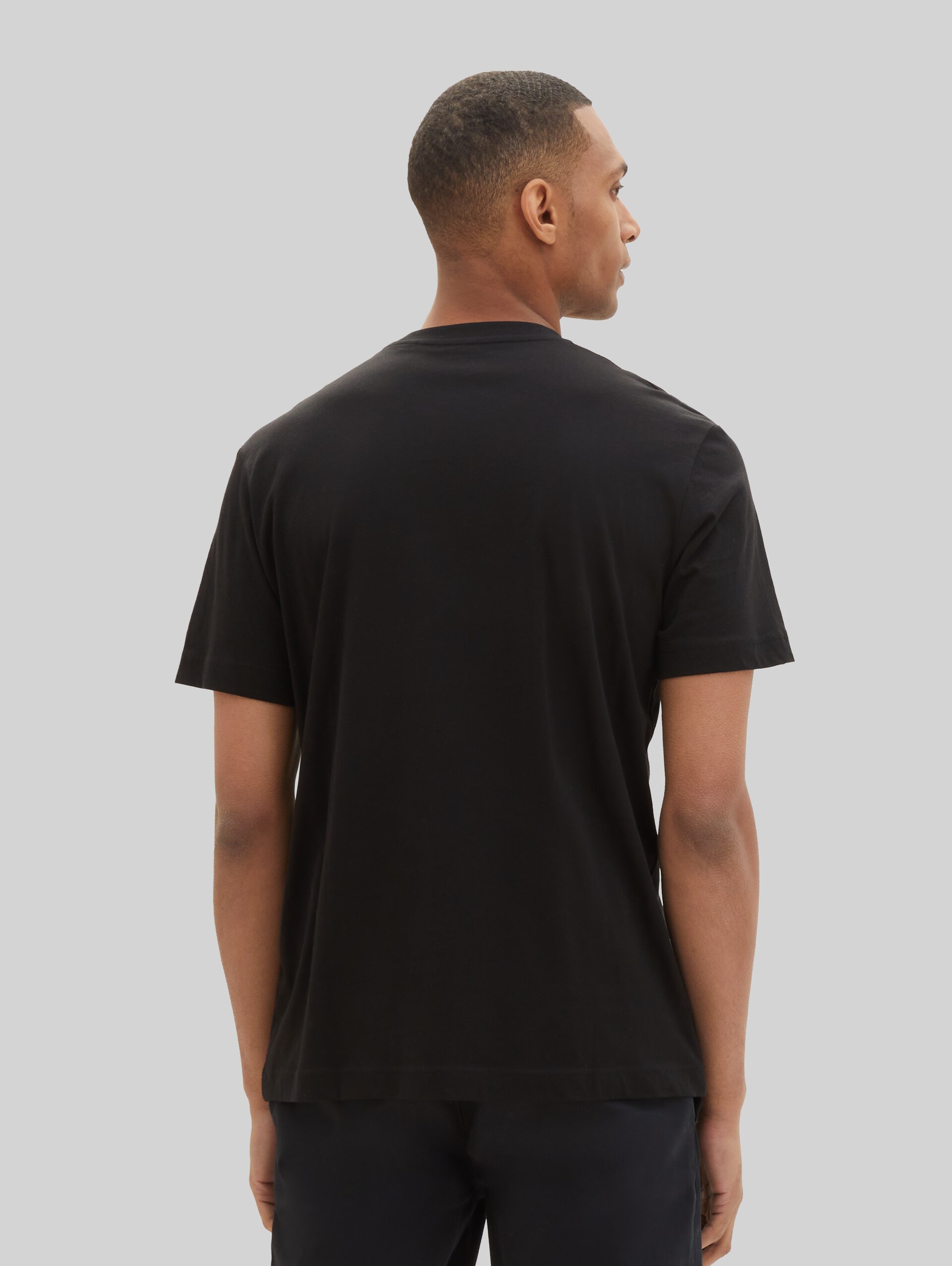 T-Shirt mit Logo-Print - Black - Auschnitt Model-Rückansicht