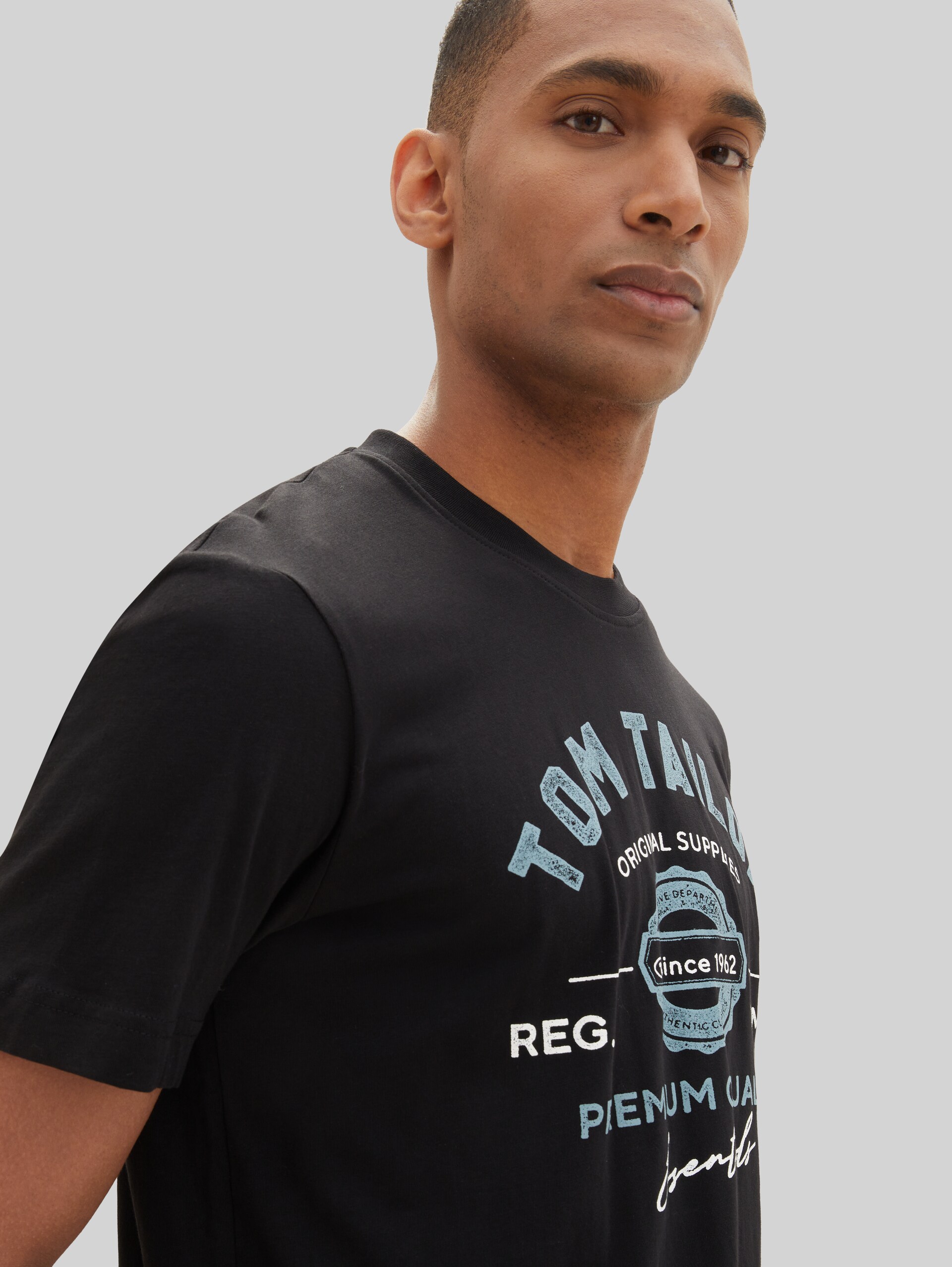 T-Shirt mit Logo-Print - Black - Detail-Model-Ansicht