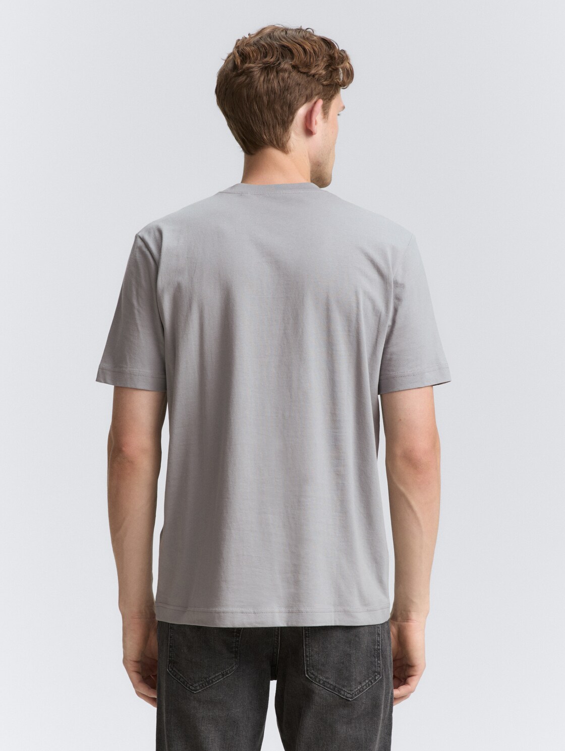 T-Shirt mit Logo-Print - formal grey - Auschnitt Model-Rückansicht