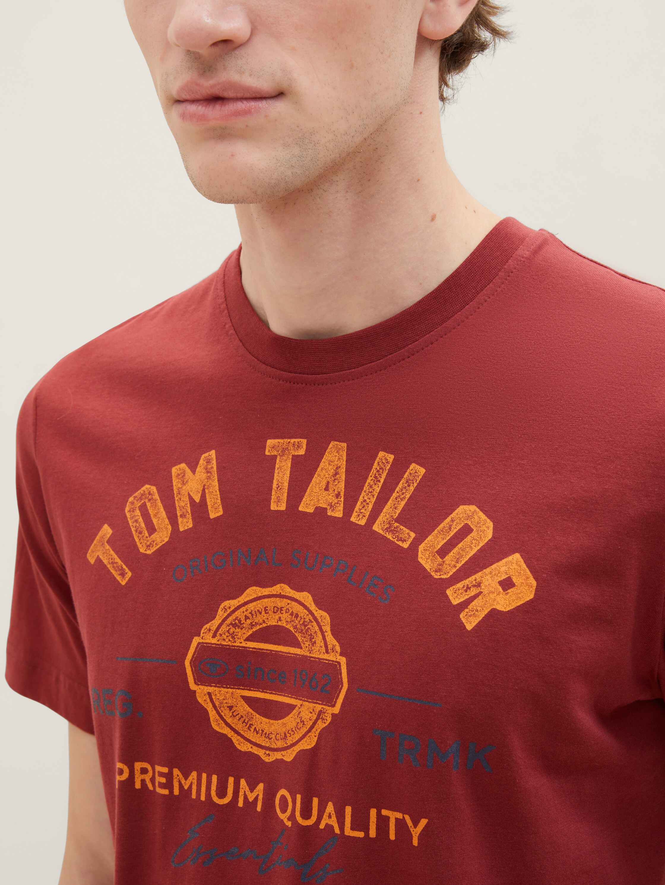 T-Shirt mit Logo-Print - burned bordeaux red - Detail-Model-Ansicht