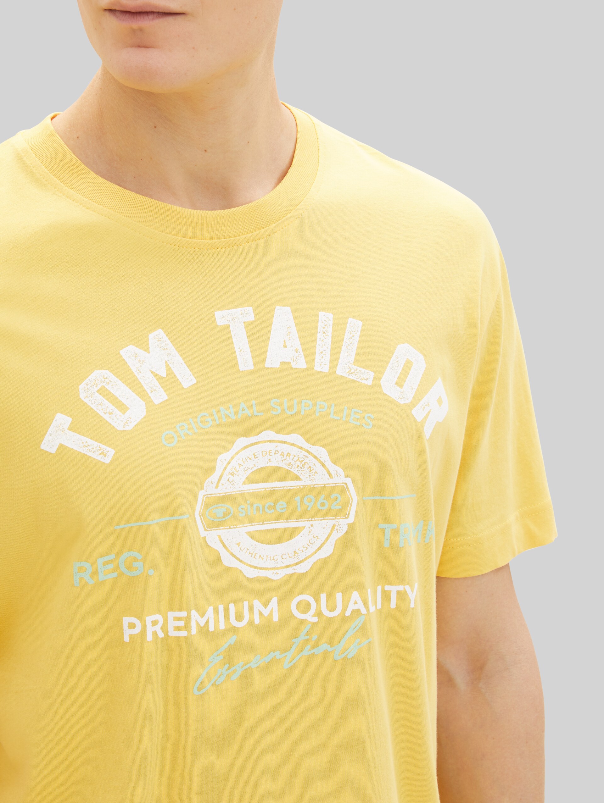 T-shirt met logo-opdruk - sunny yellow - Detailaanzicht model