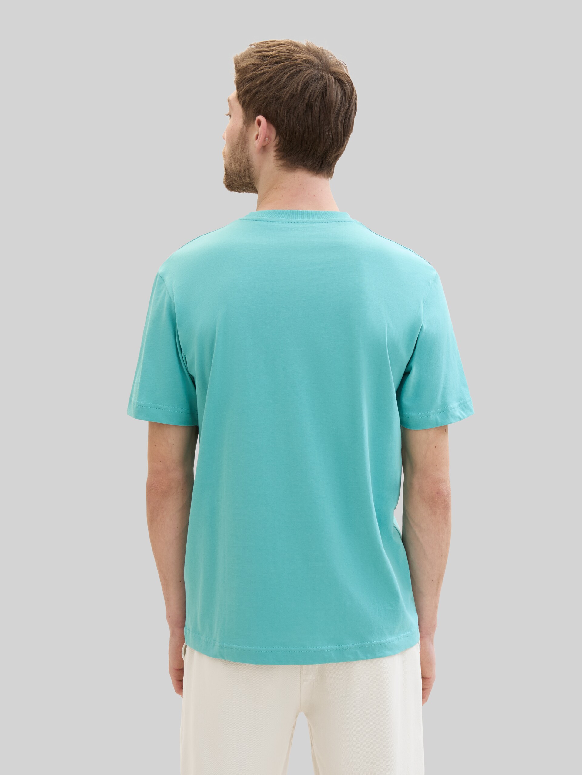 T-shirt met logoprint - meadow teal - Neklijn model-achteraanzicht
