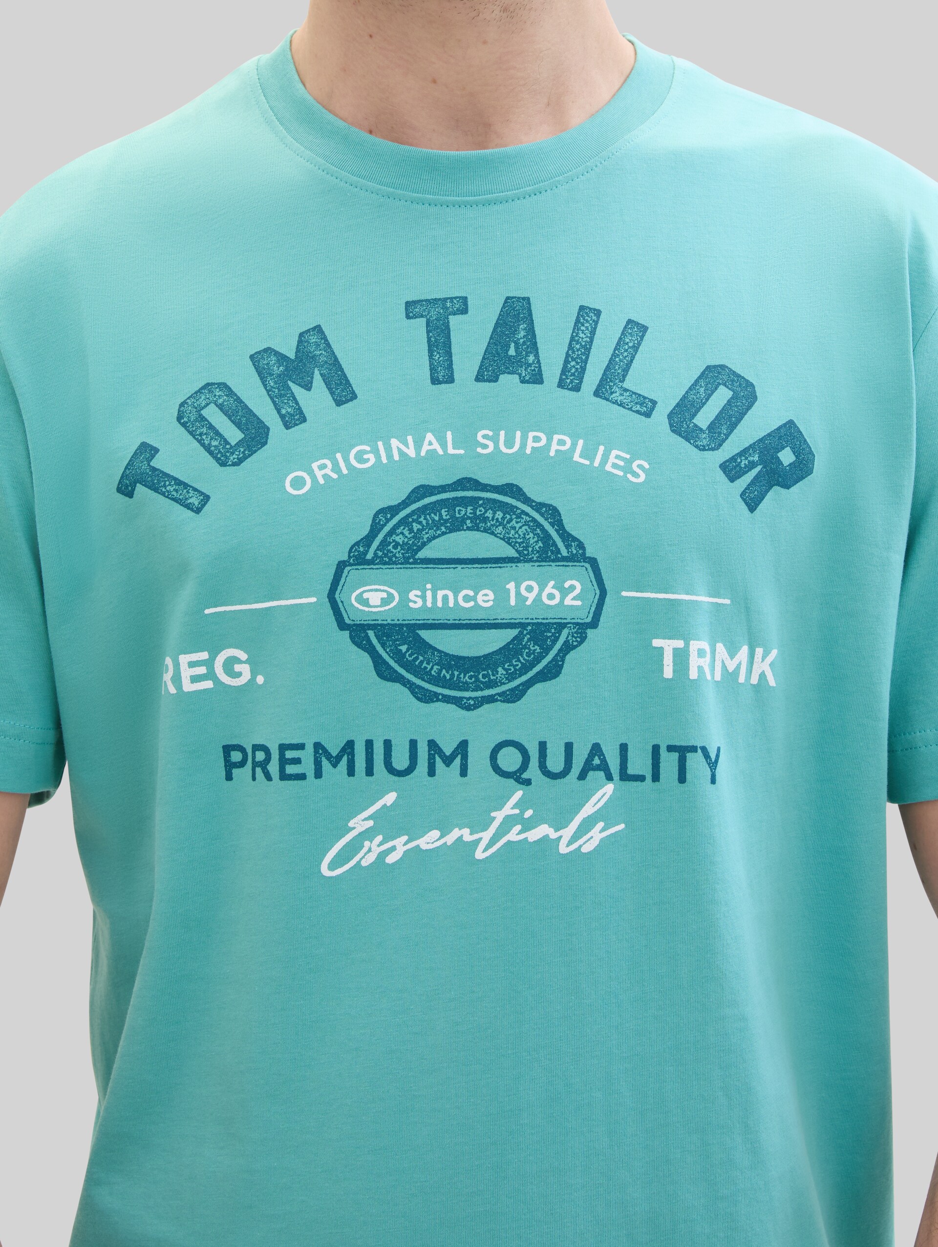 T-shirt met logoprint - meadow teal - Detailaanzicht model