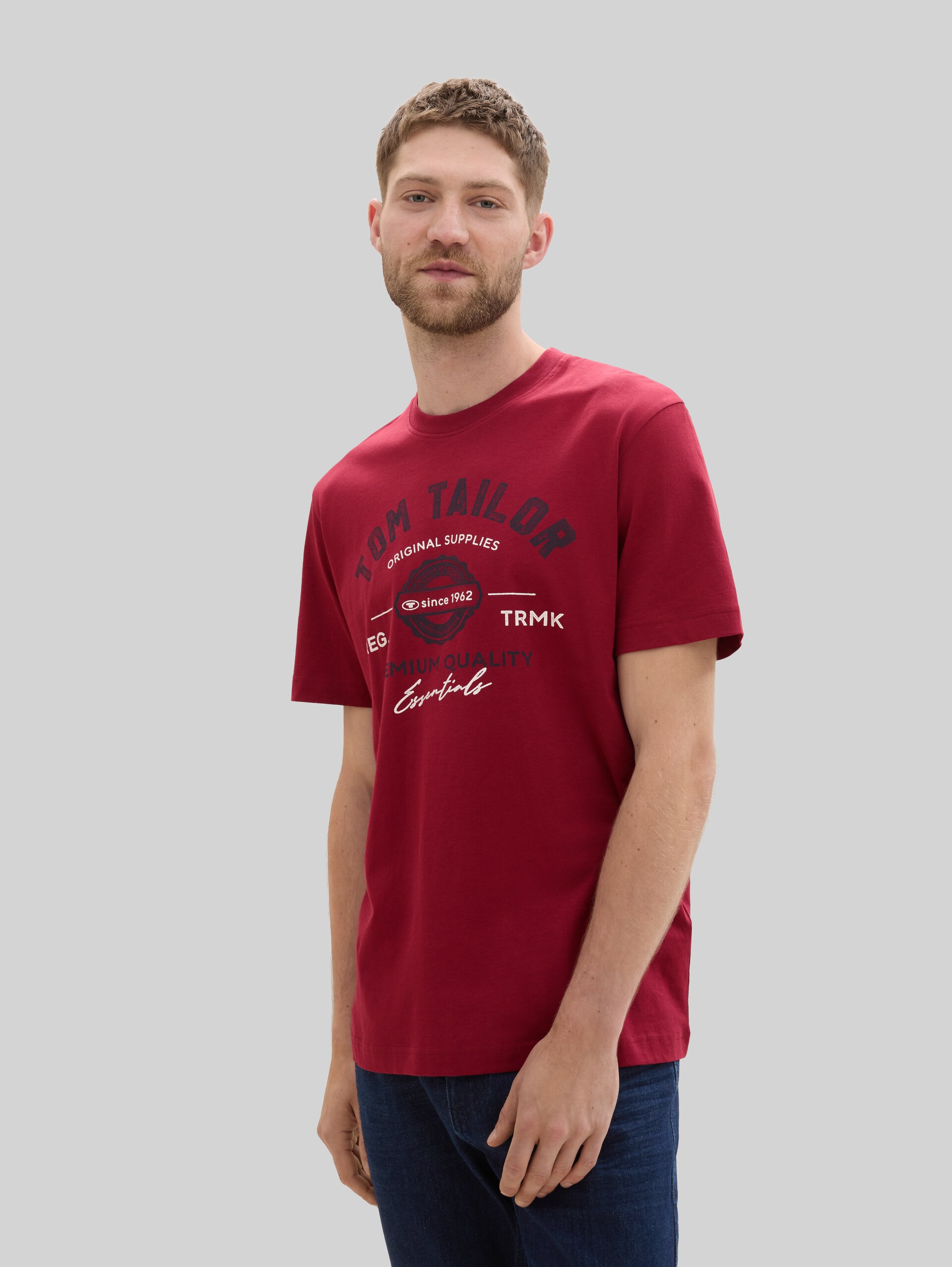 T-shirt met logo print - Deep Red - Nek model vooraanzicht