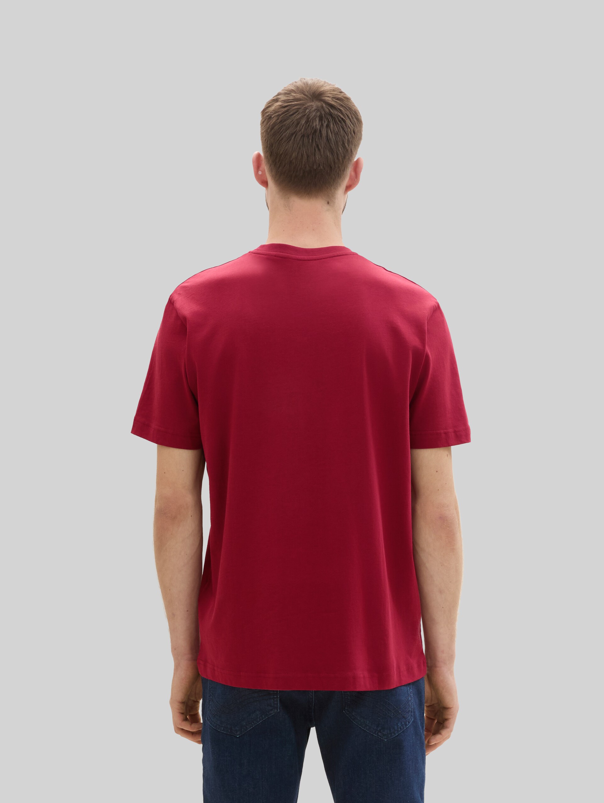 T-shirt met logo print - Deep Red - Neklijn model-achteraanzicht