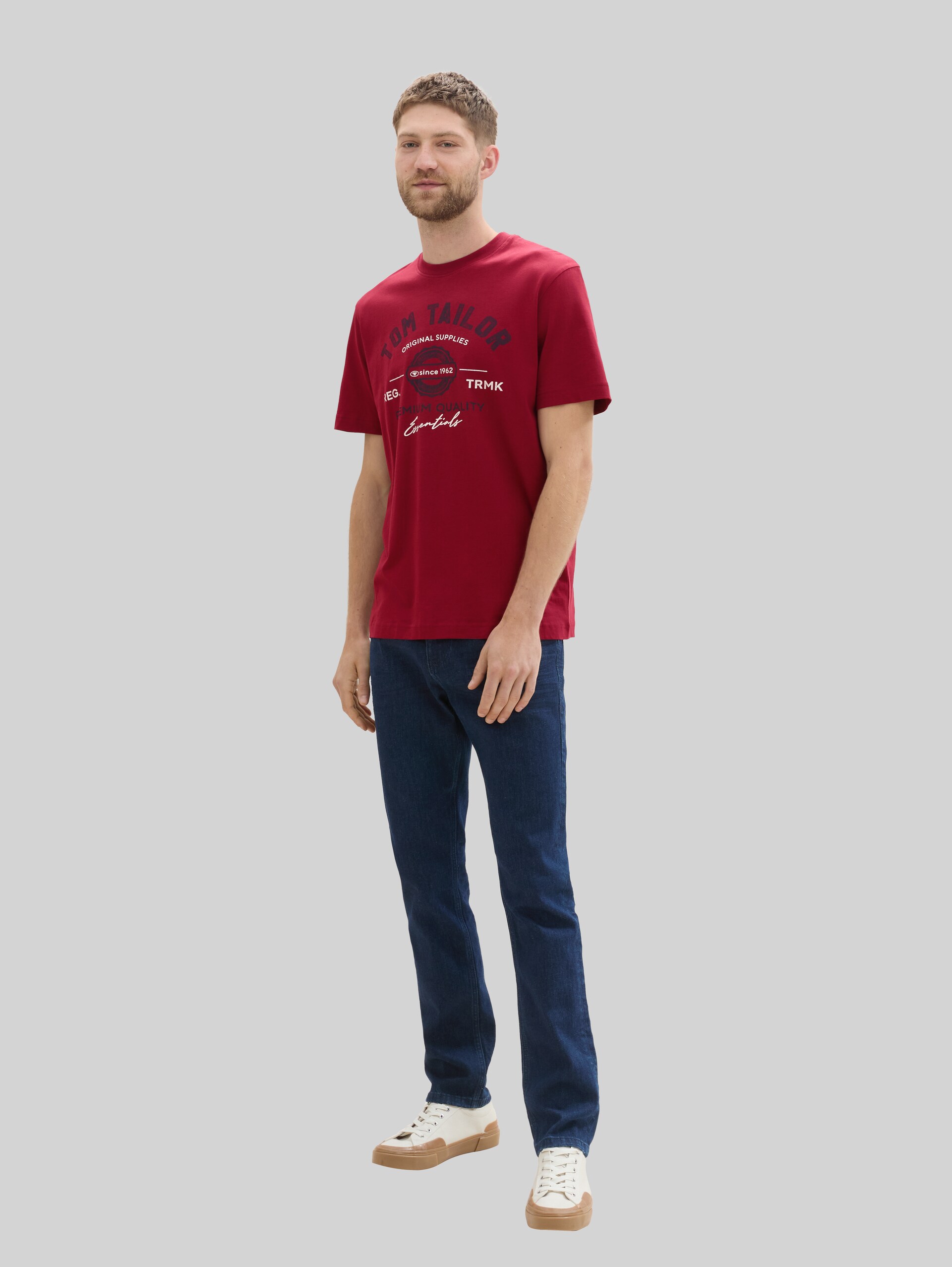 T-shirt met logo print - Deep Red - Model vooraanzicht