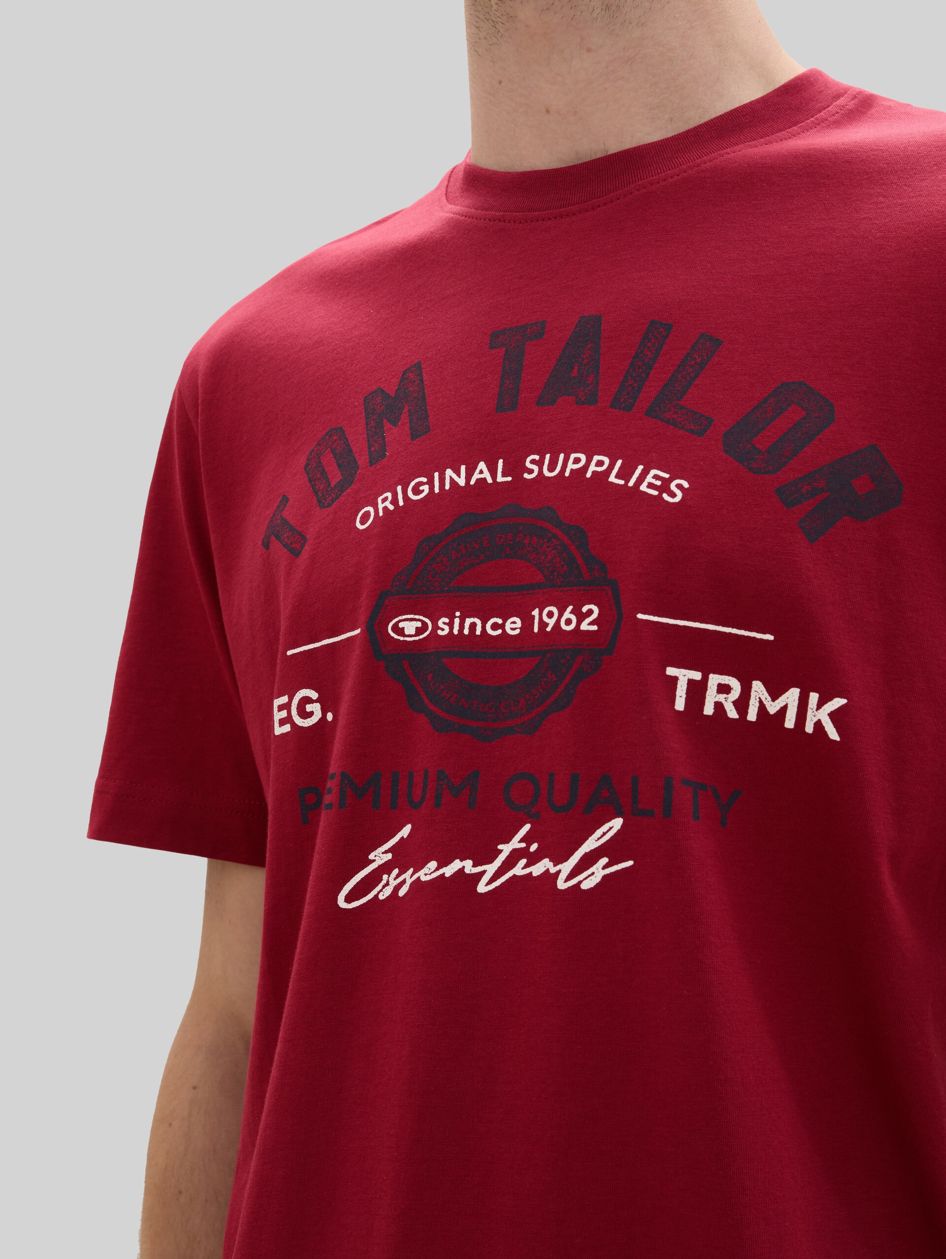 T-shirt met logo print - Deep Red - Detailaanzicht model