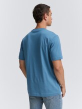 T-shirt with logo print - real teal blue - Neckline model-back view