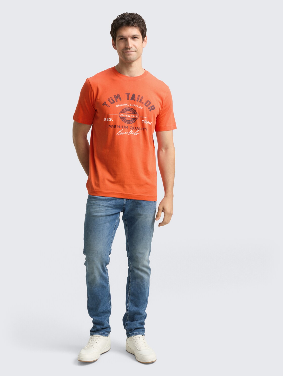 T-Shirt mit Logo-Print - pale red - Model-Vorderansicht