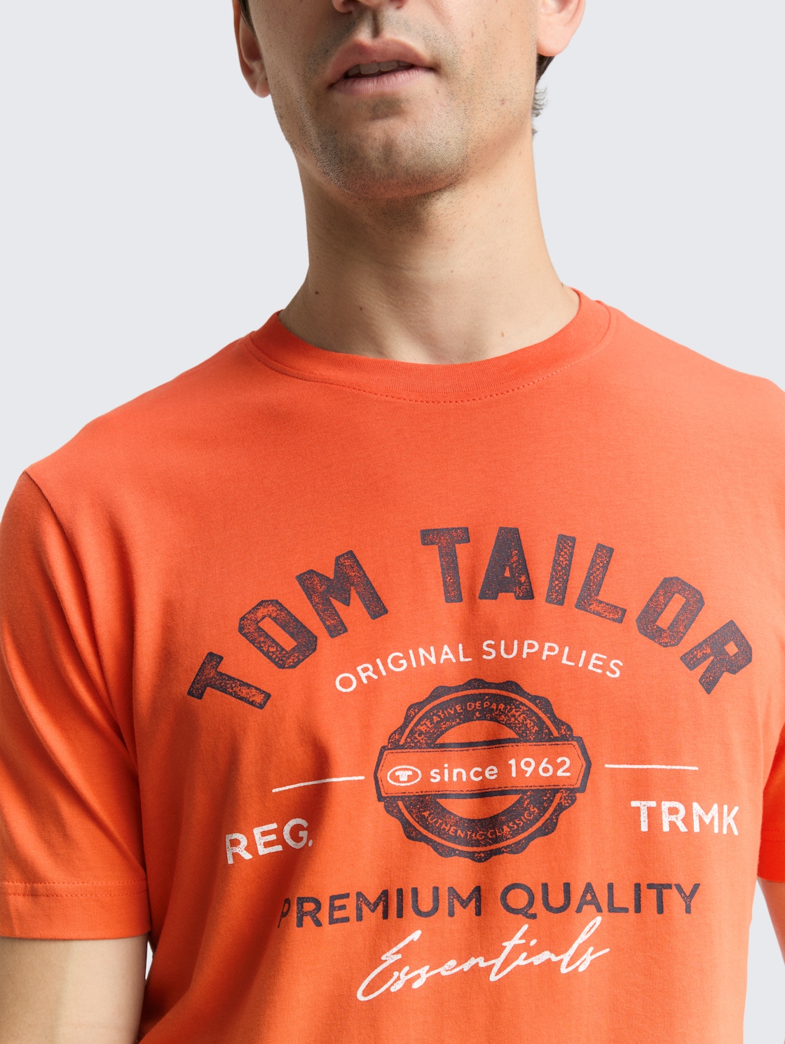 T-Shirt mit Logo-Print - pale red - Detail-Model-Ansicht